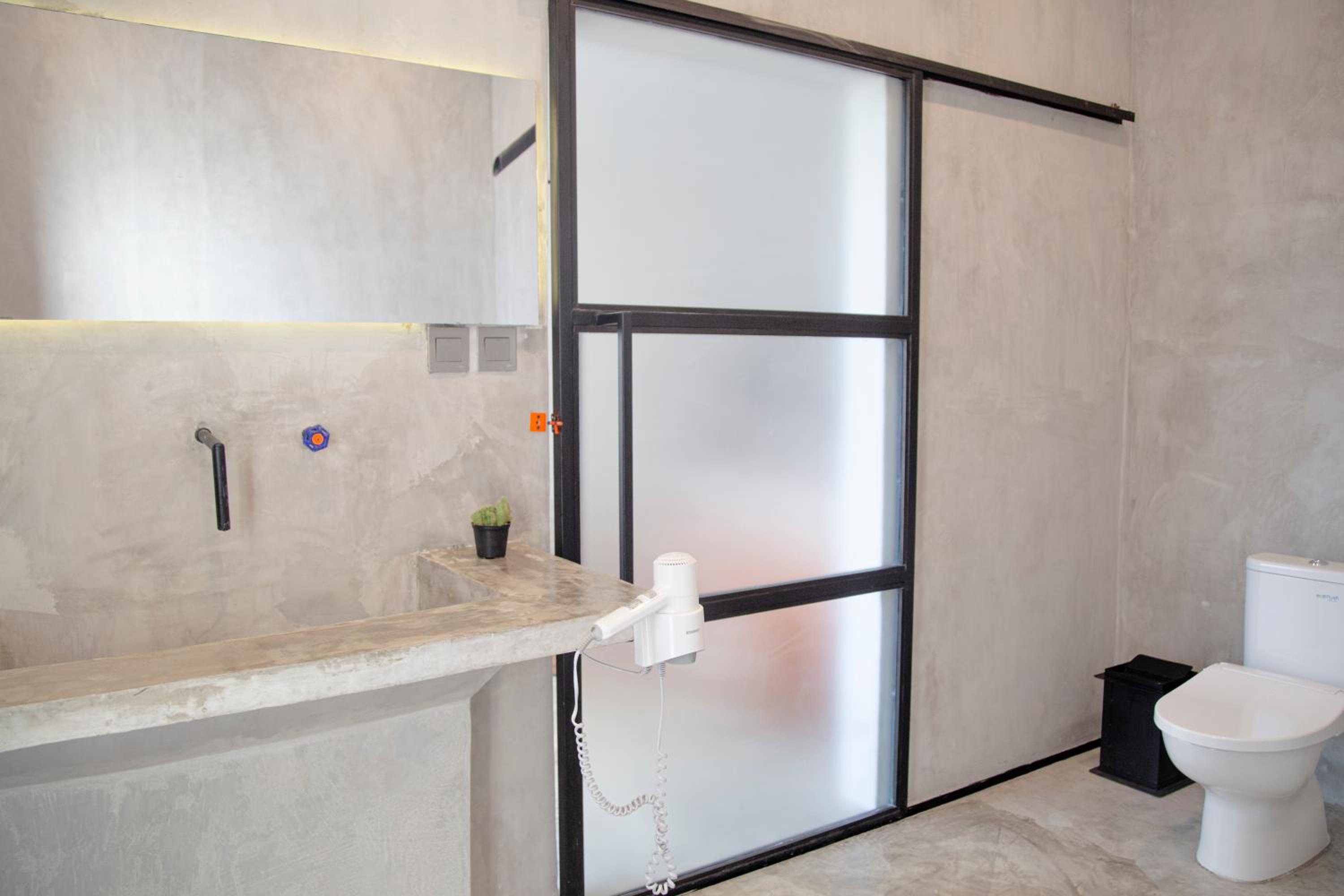Double Room with Private Bathroom - Photo 16
