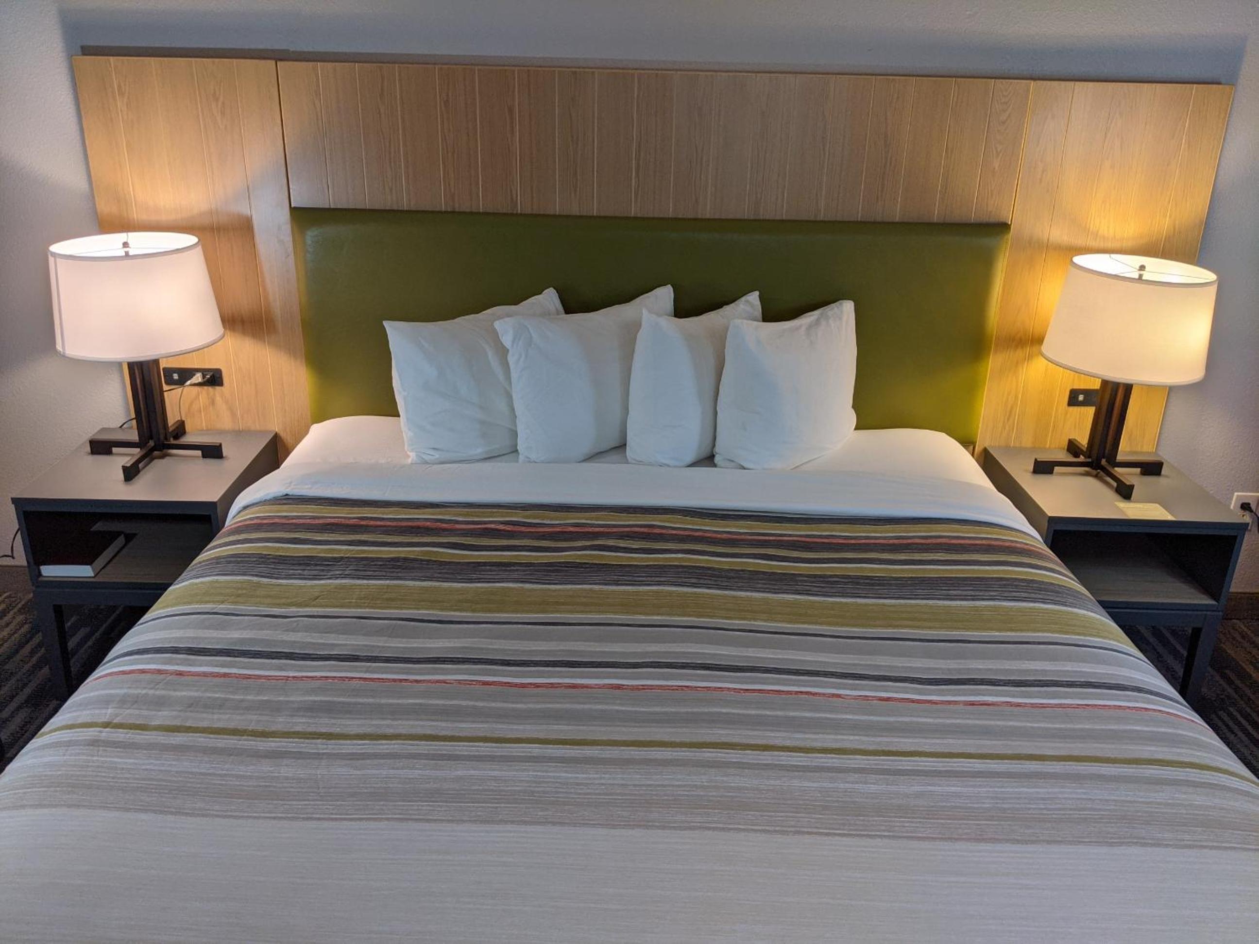 King Room - Non-Smoking - Photo 11