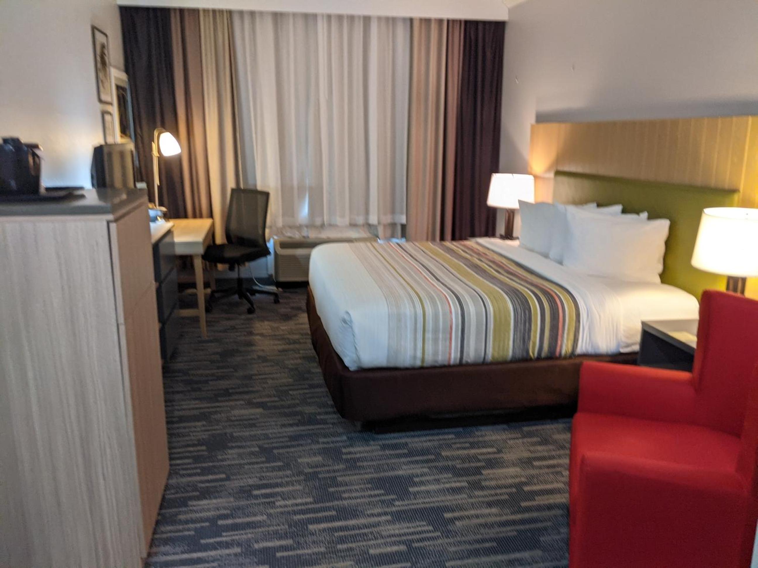 King Room - Non-Smoking - Photo 4