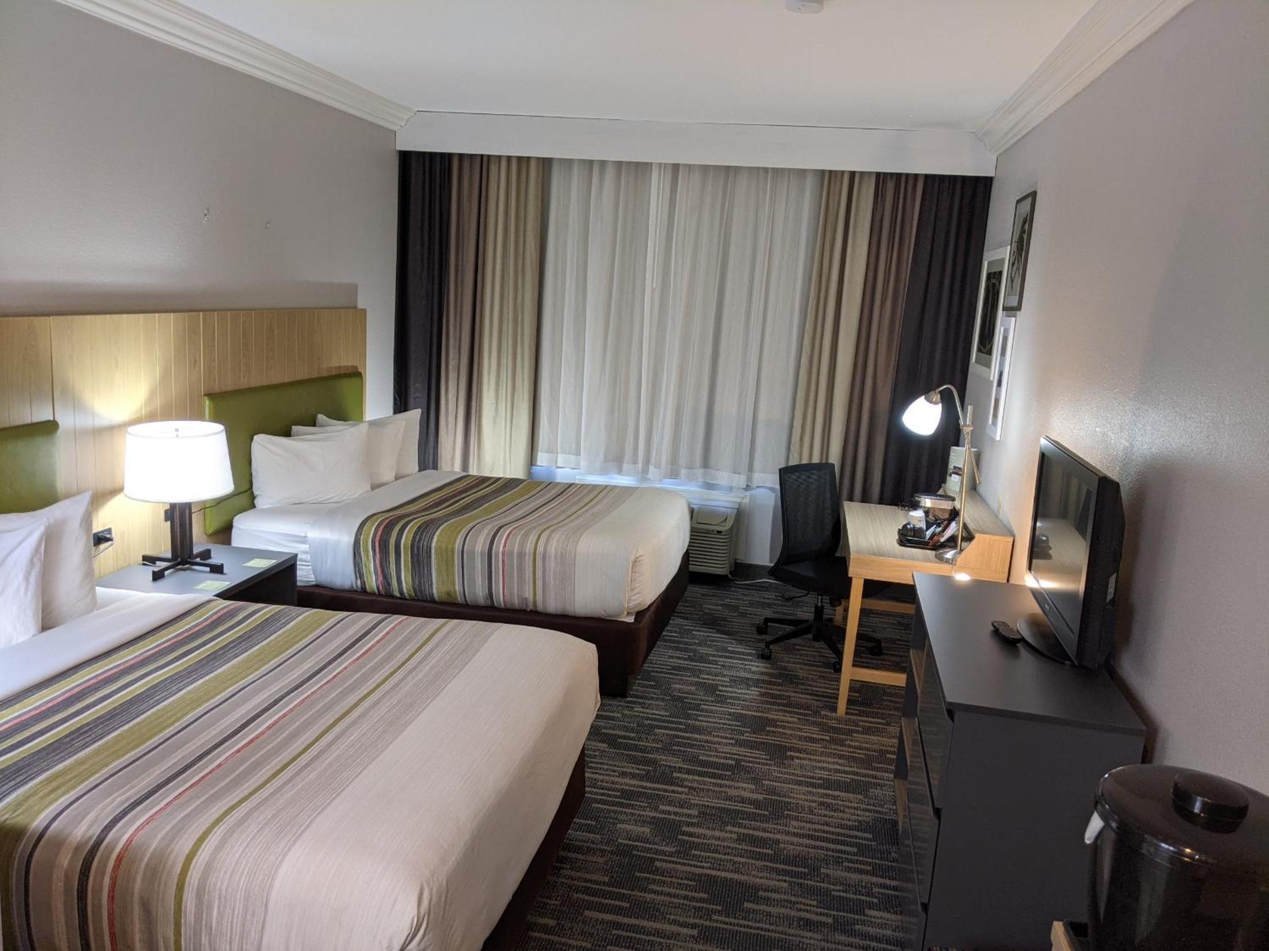 Queen Room with Two Queen Beds - Non-Smoking - Photo 5