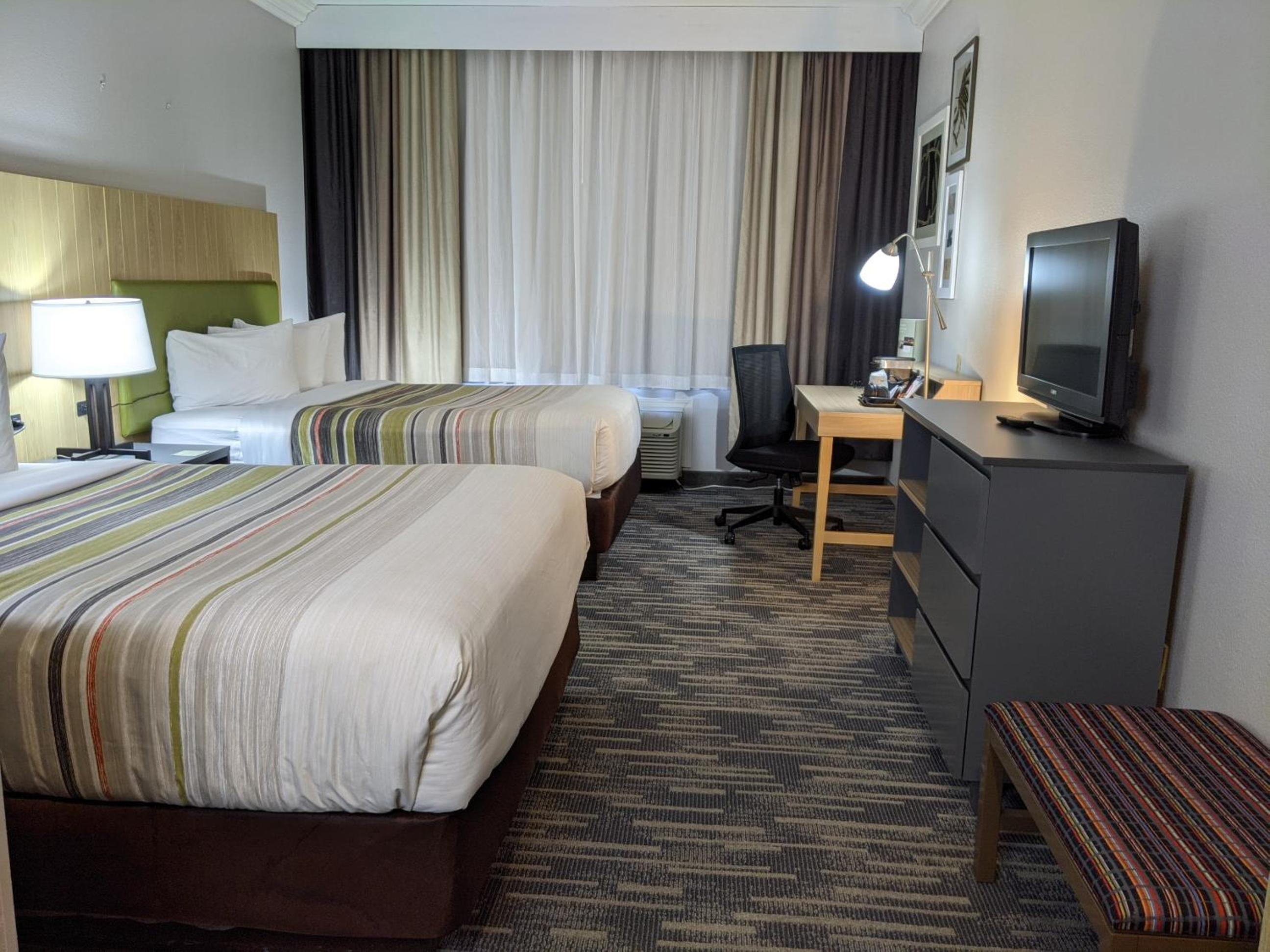 Queen Room with Two Queen Beds - Non-Smoking - Photo 7