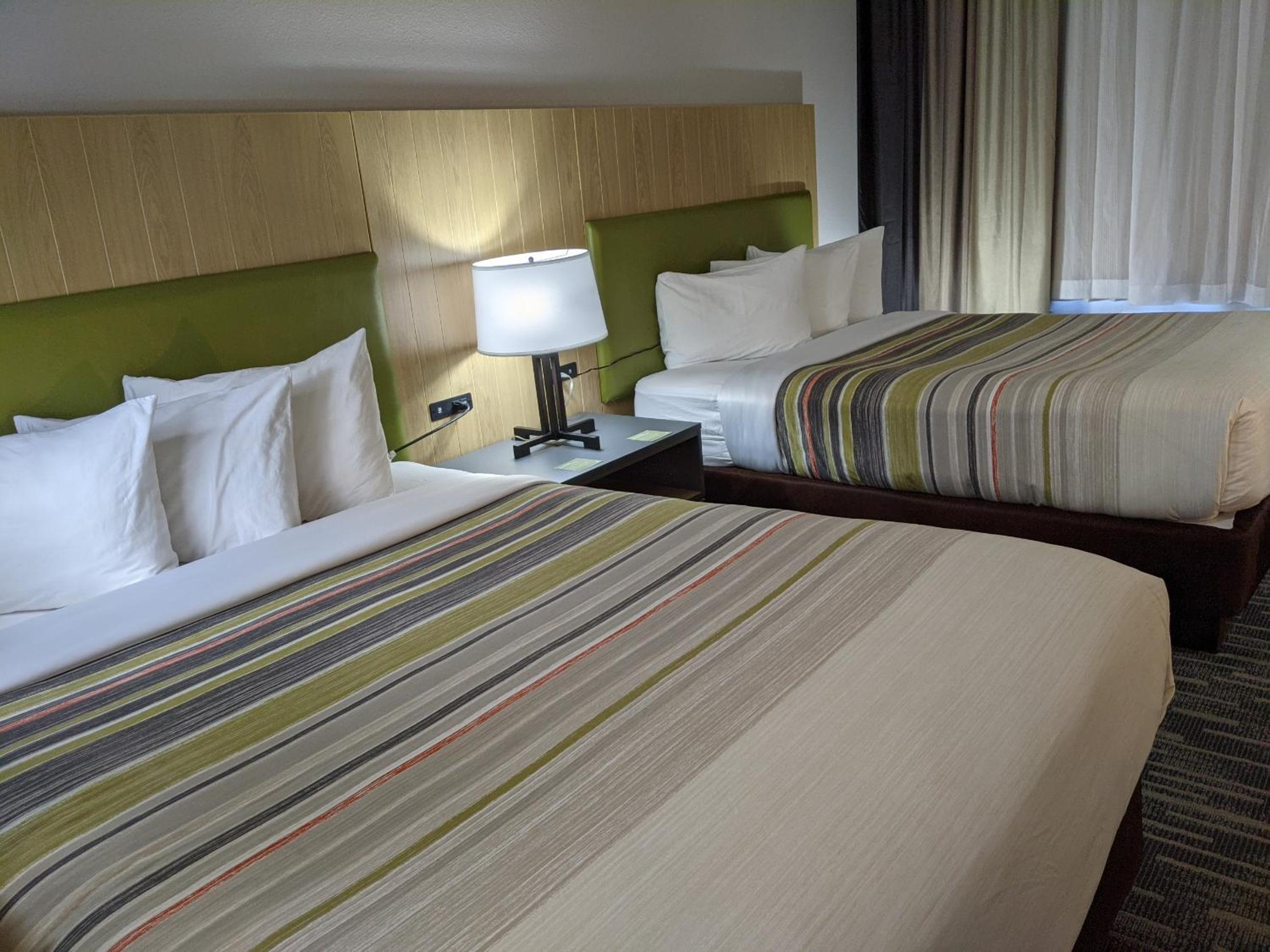 Queen Room with Two Queen Beds - Non-Smoking - Photo 6
