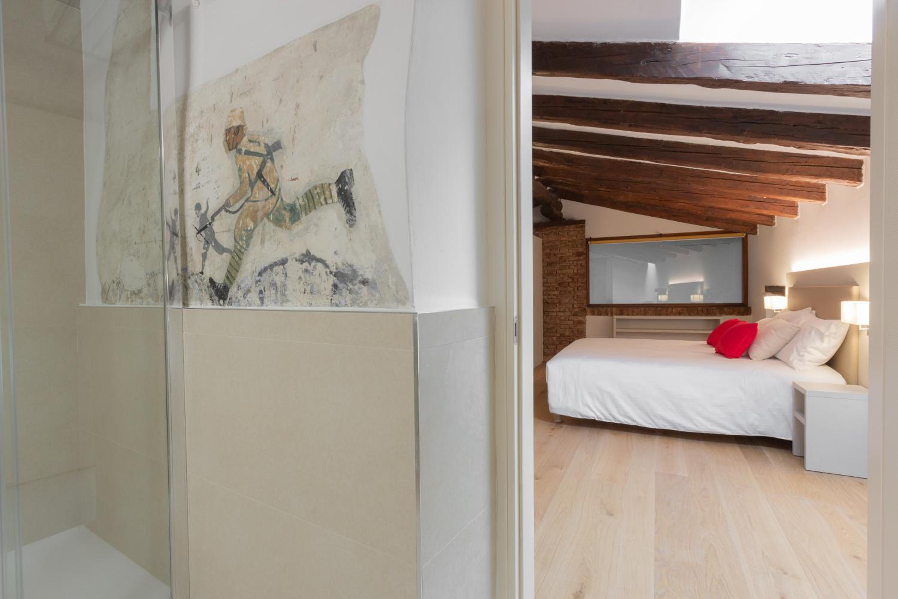 Deluxe Double or Twin Room - Photo 10
