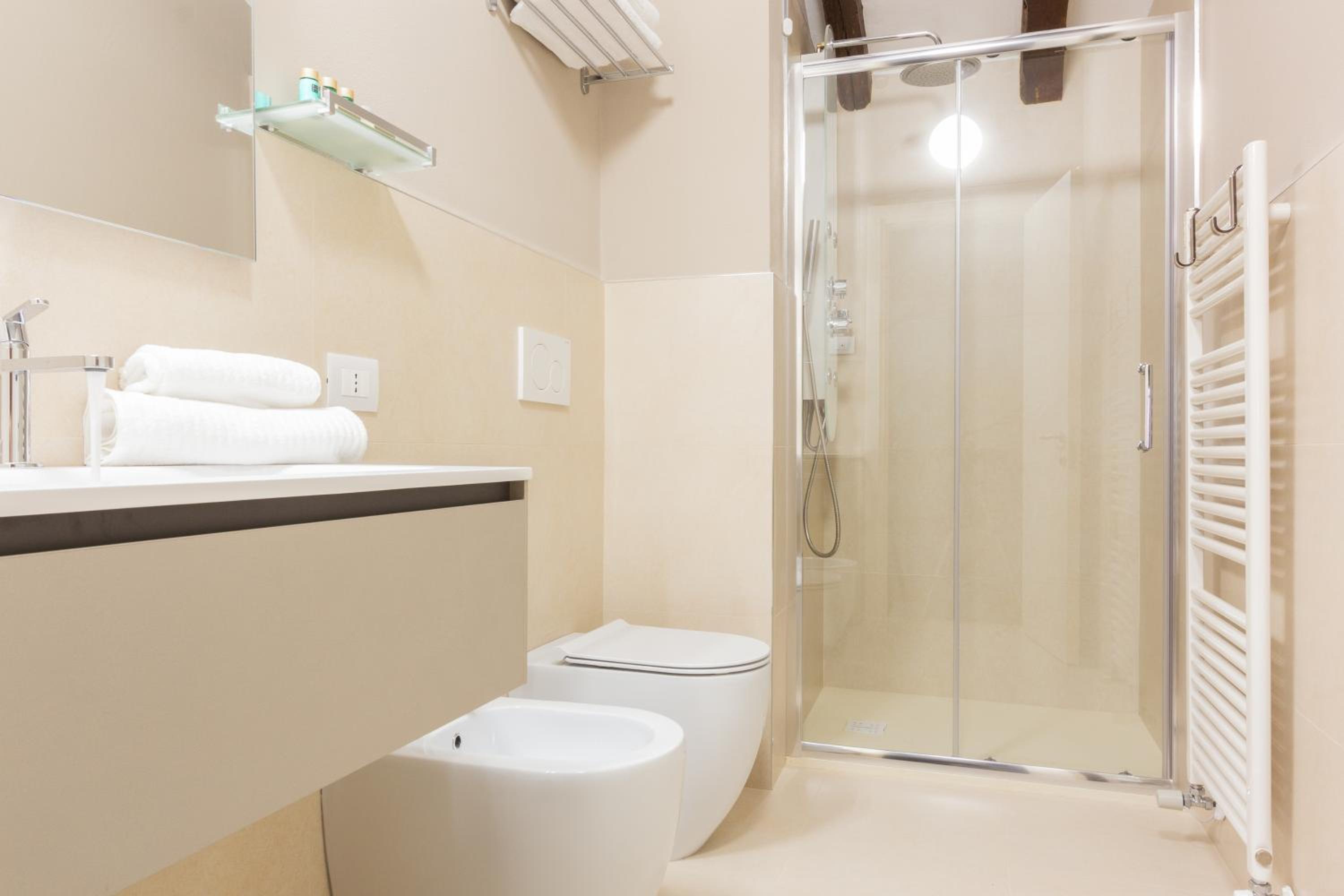 Deluxe Double or Twin Room - Photo 12