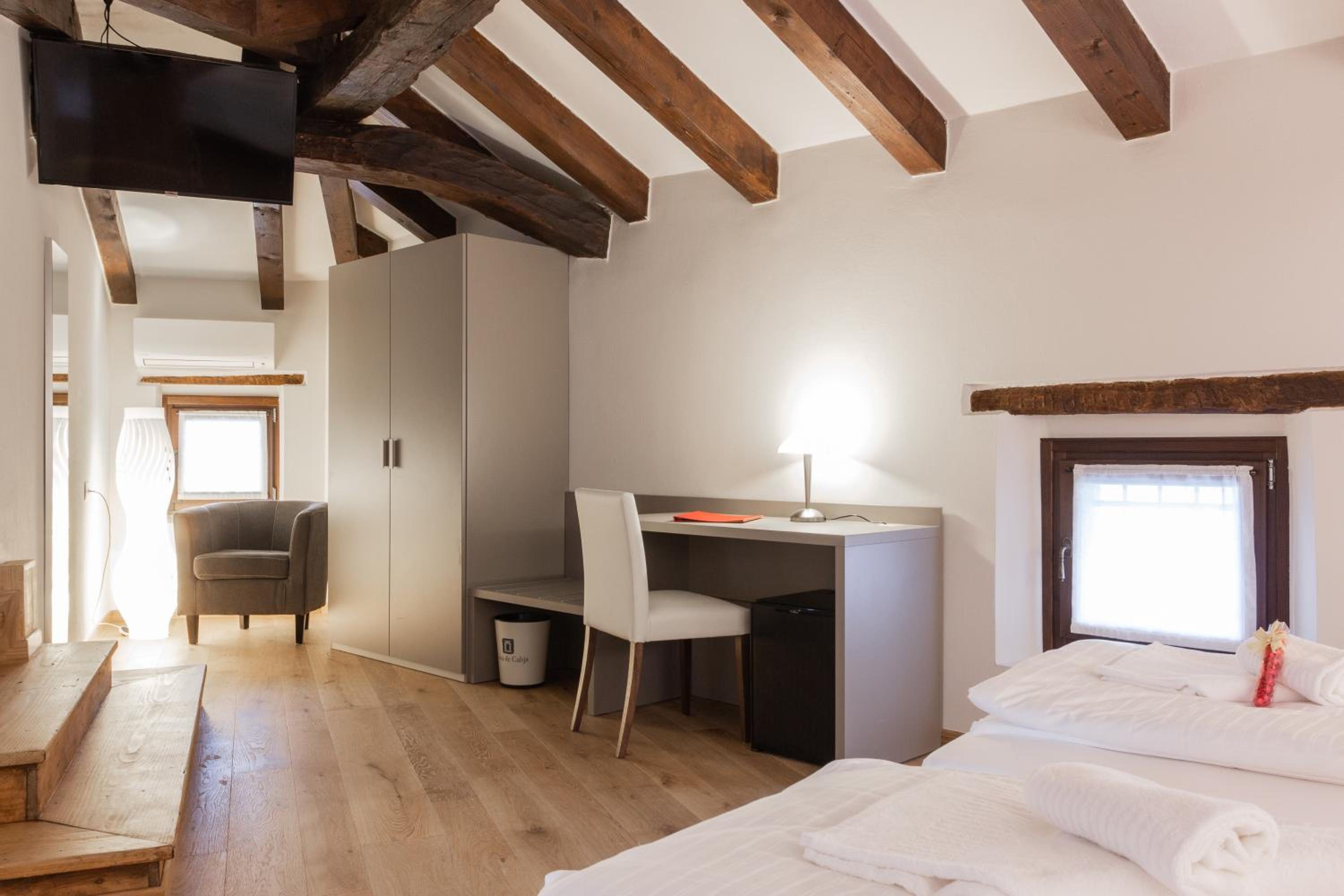Deluxe Double or Twin Room - Photo 11