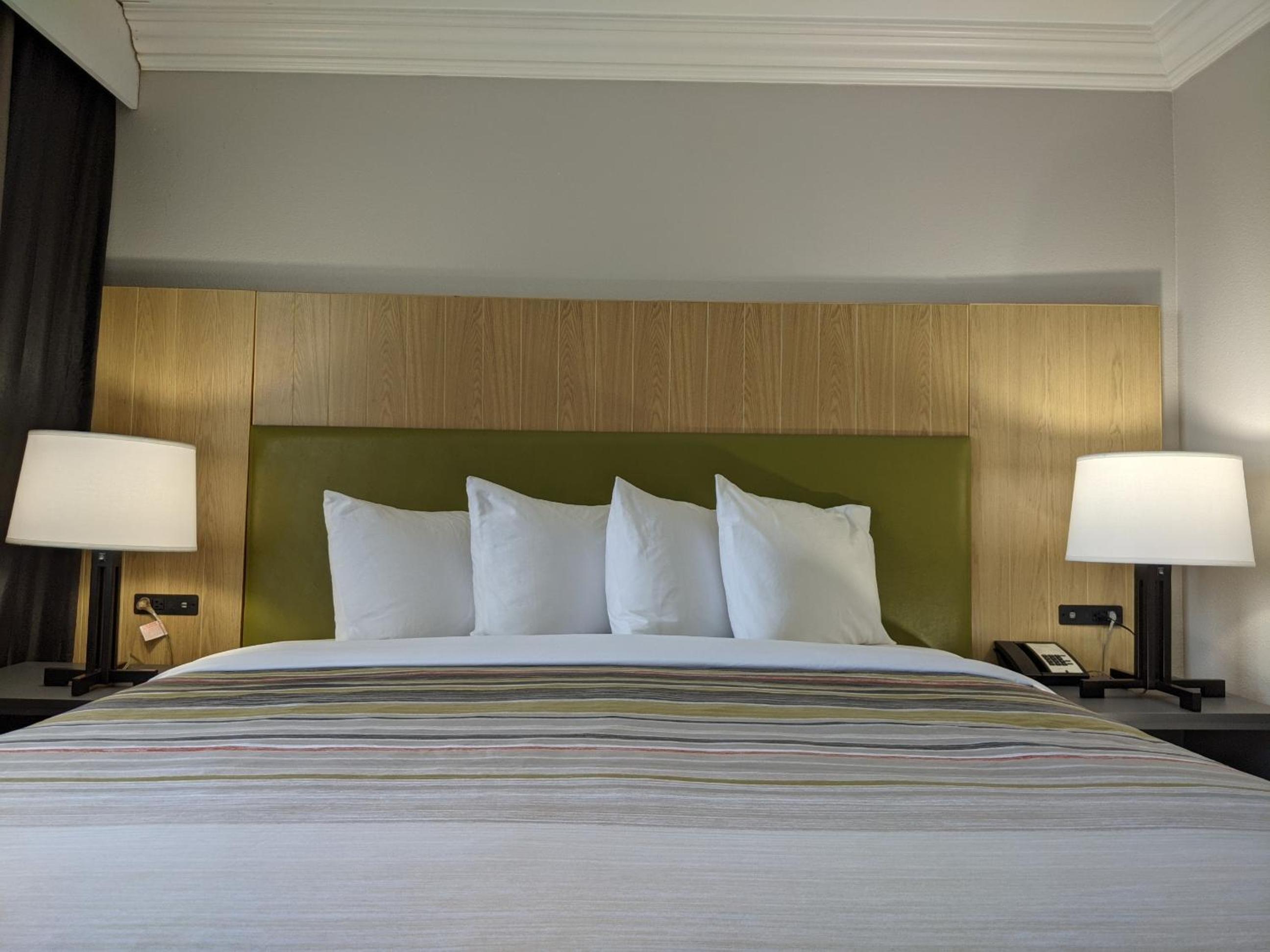 One-Bedroom King Suite with Sofa Bed - Non-Smoking - Photo 14