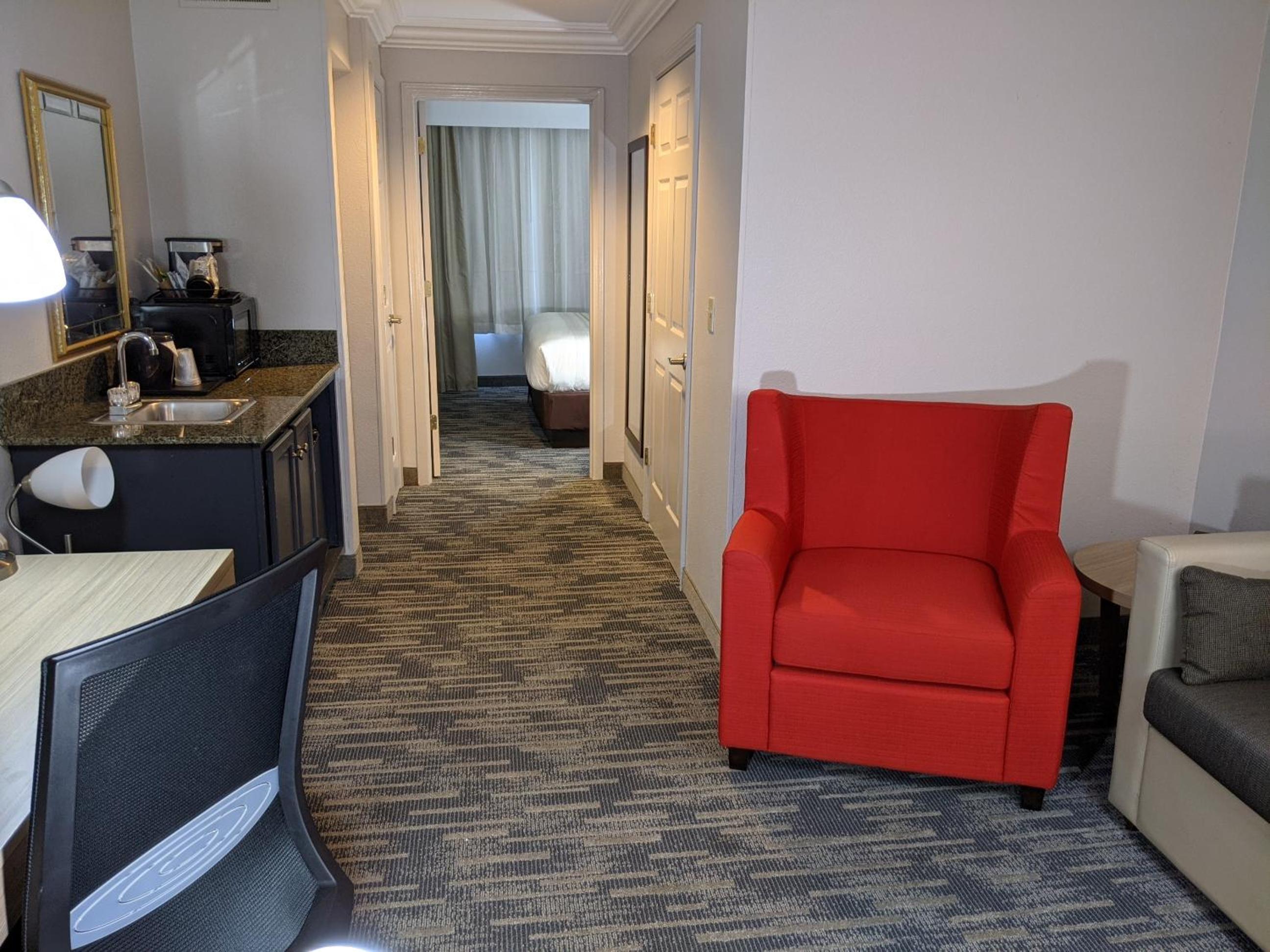 One-Bedroom King Suite with Sofa Bed - Non-Smoking - Photo 8