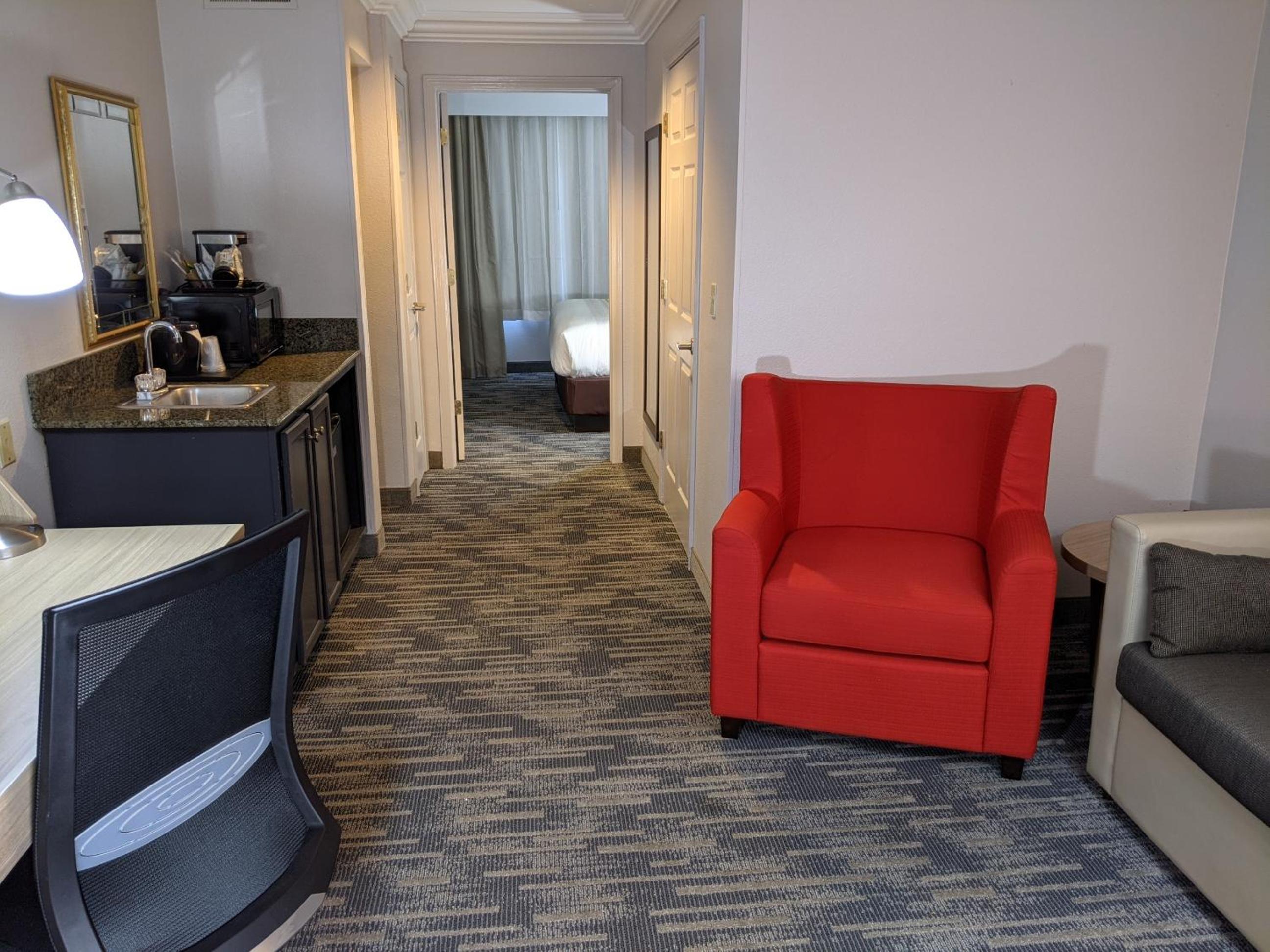 One-Bedroom King Suite with Sofa Bed - Non-Smoking - Photo 7