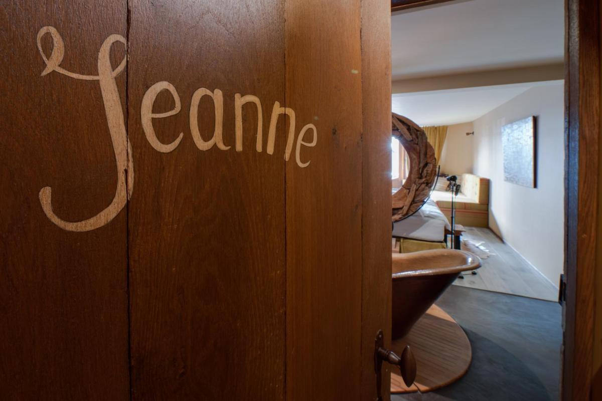 Deluxe Double Room with Bath photo 2