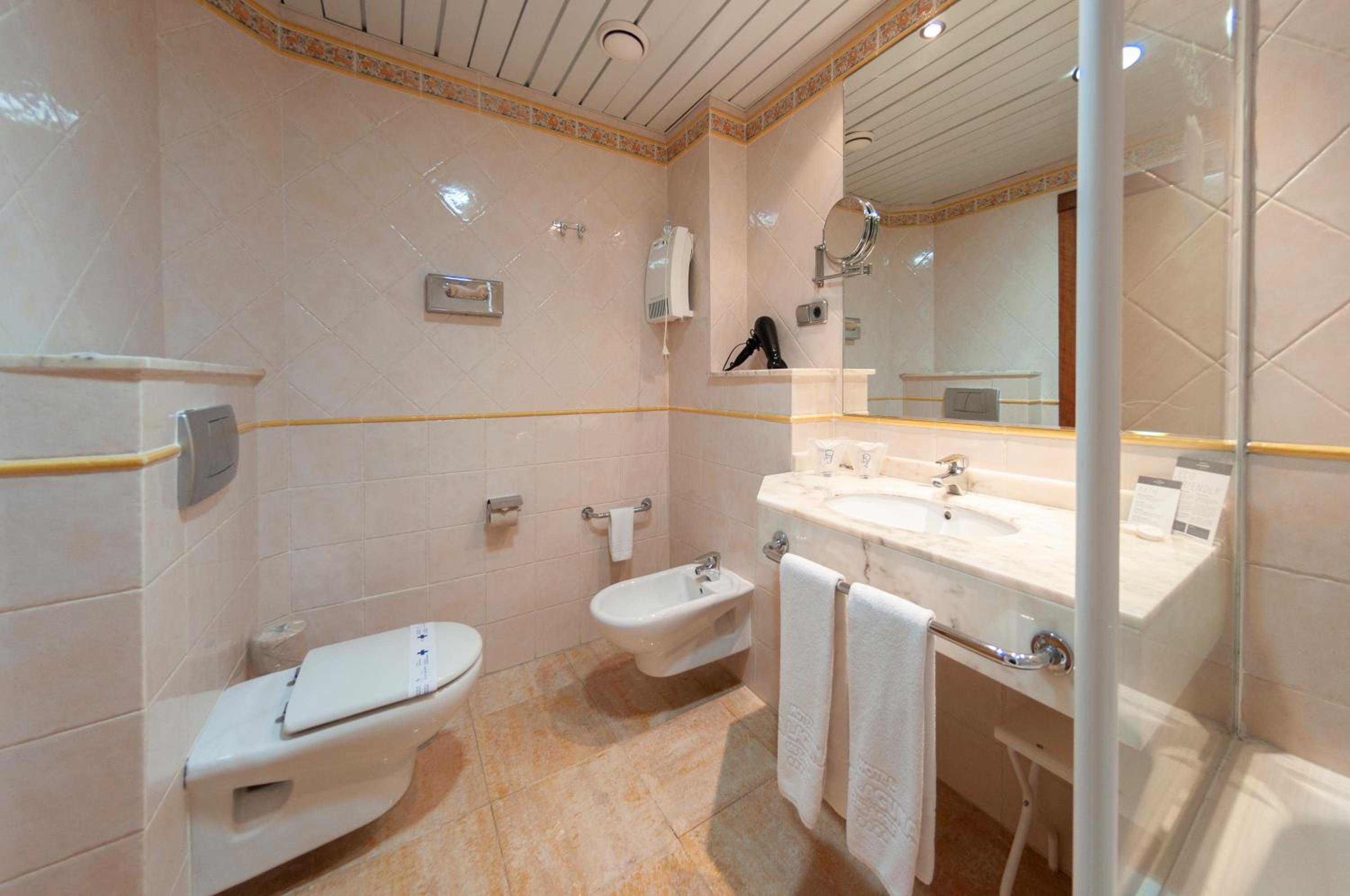 Junior Suite with Pool View - Photo 4