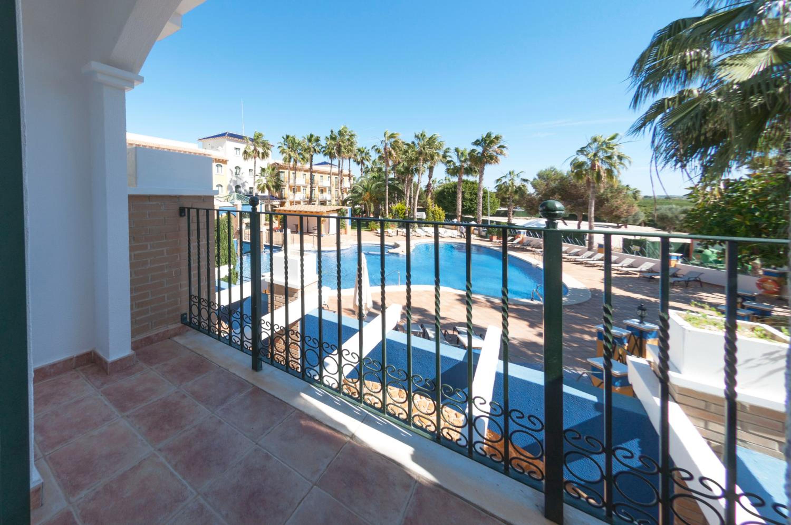 Junior Suite with Pool View - Photo 6