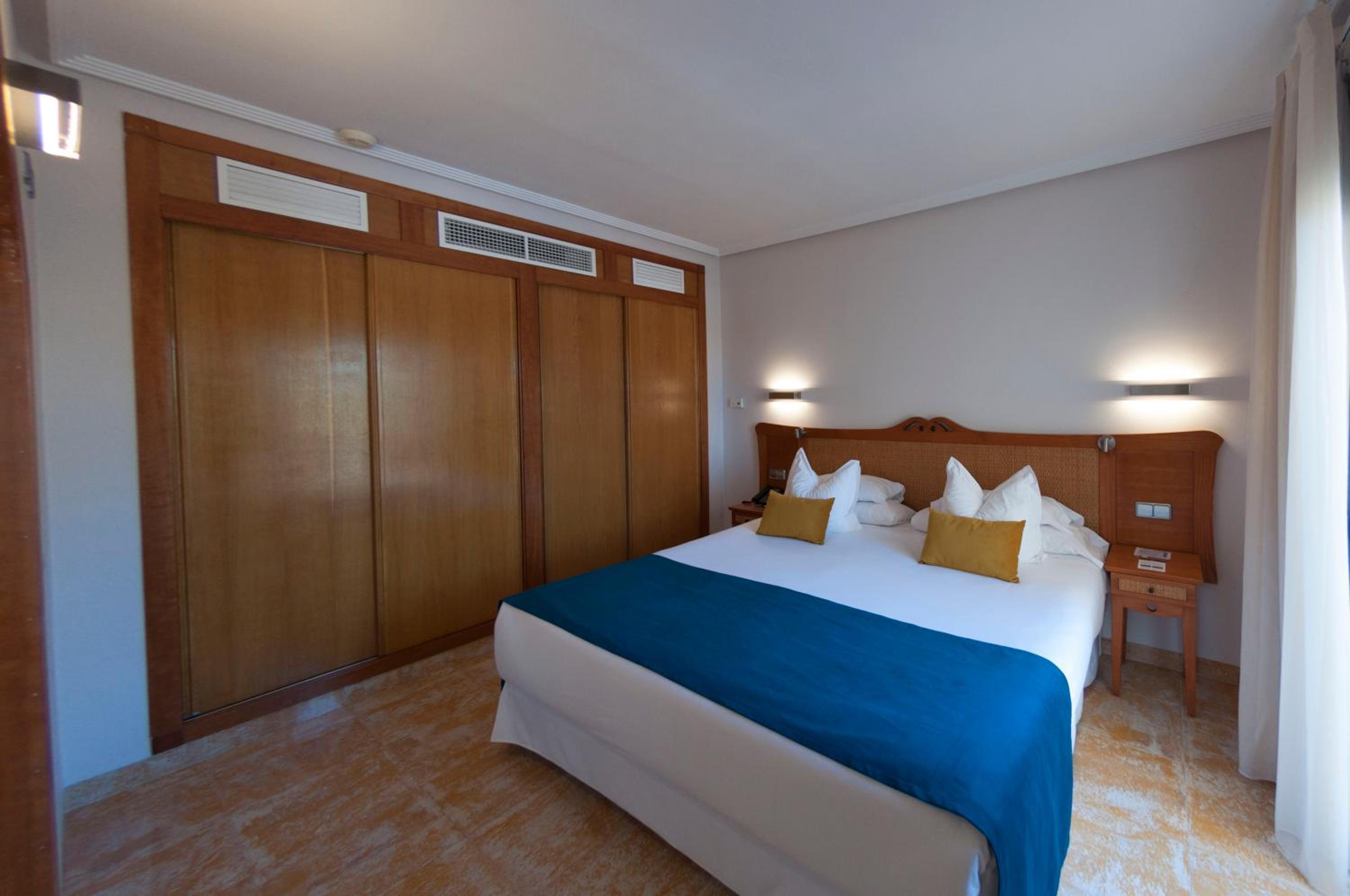 Junior Suite with Pool View - Photo 3
