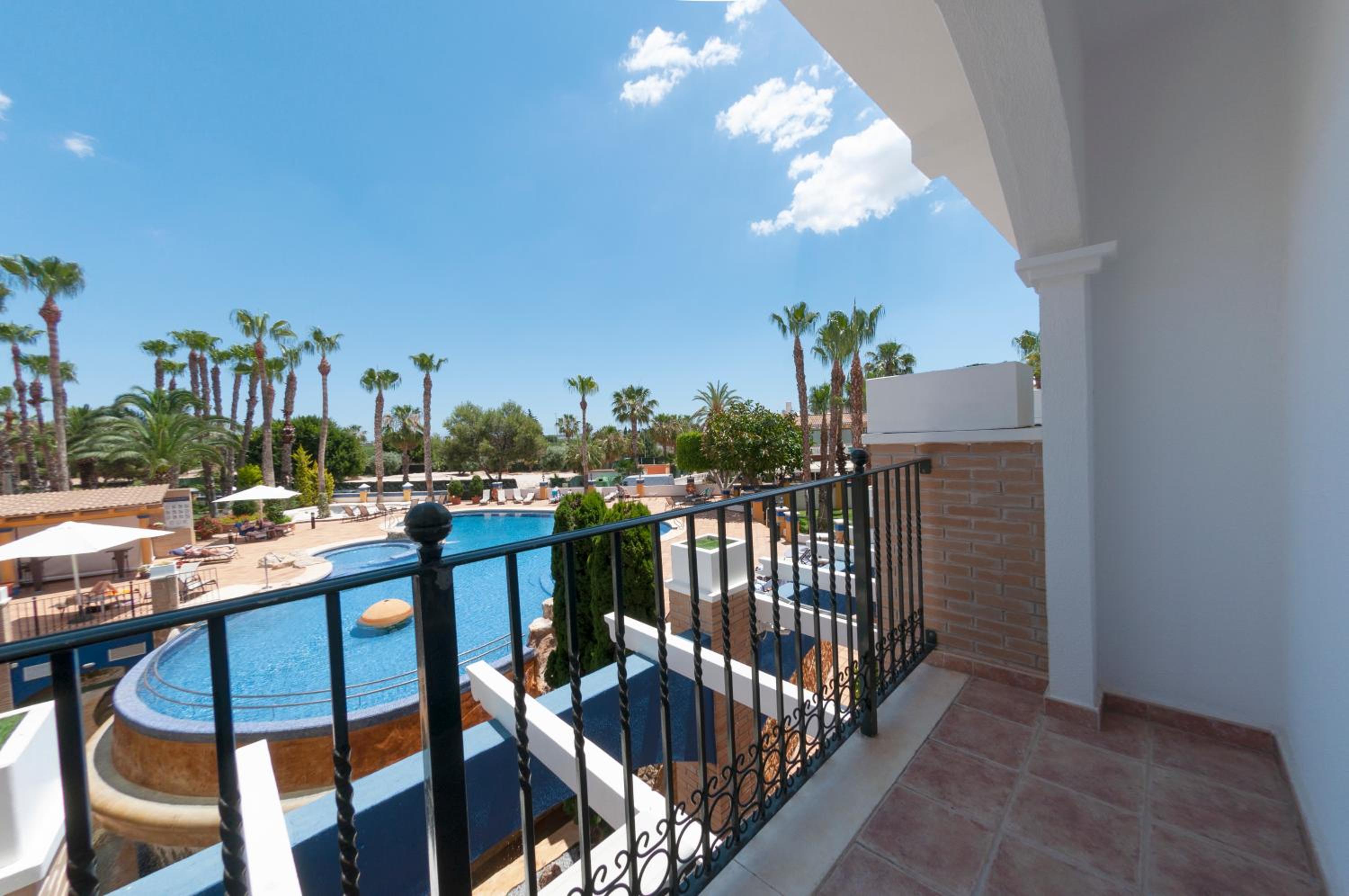Junior Suite with Pool View - Photo 5