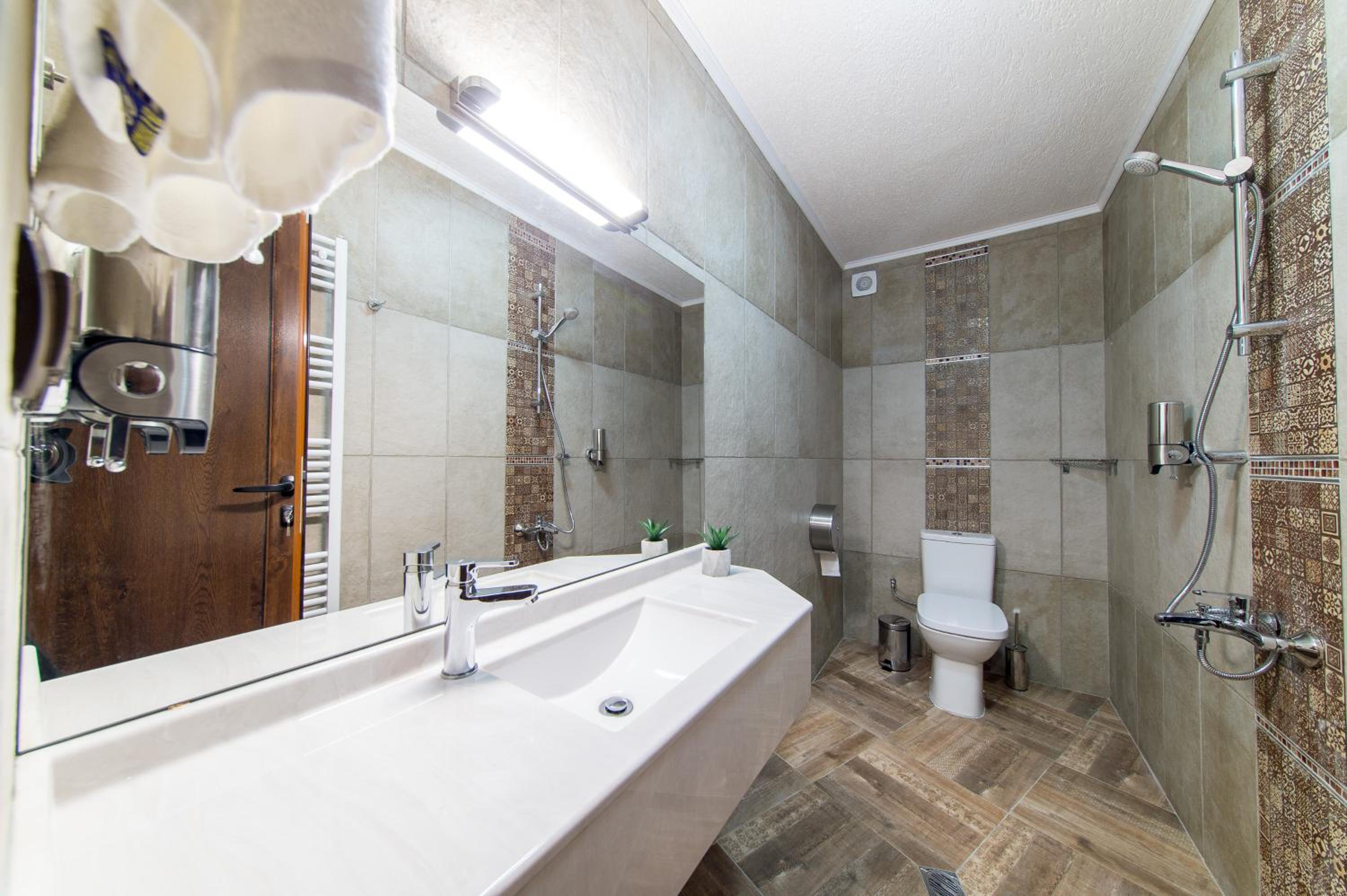 Family Room with Shared Bathroom photo 3