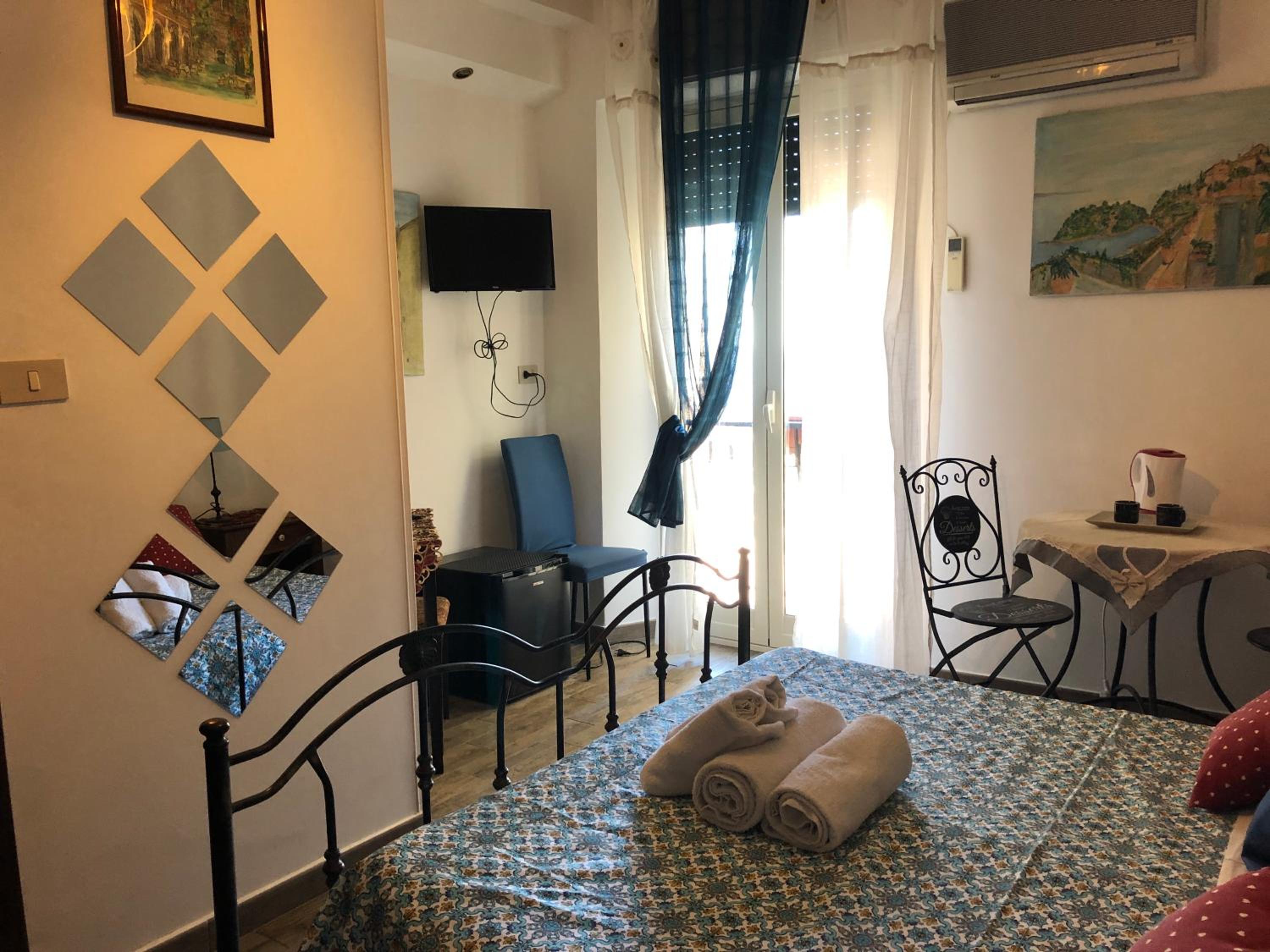 Double Room with Balcony - Photo 15