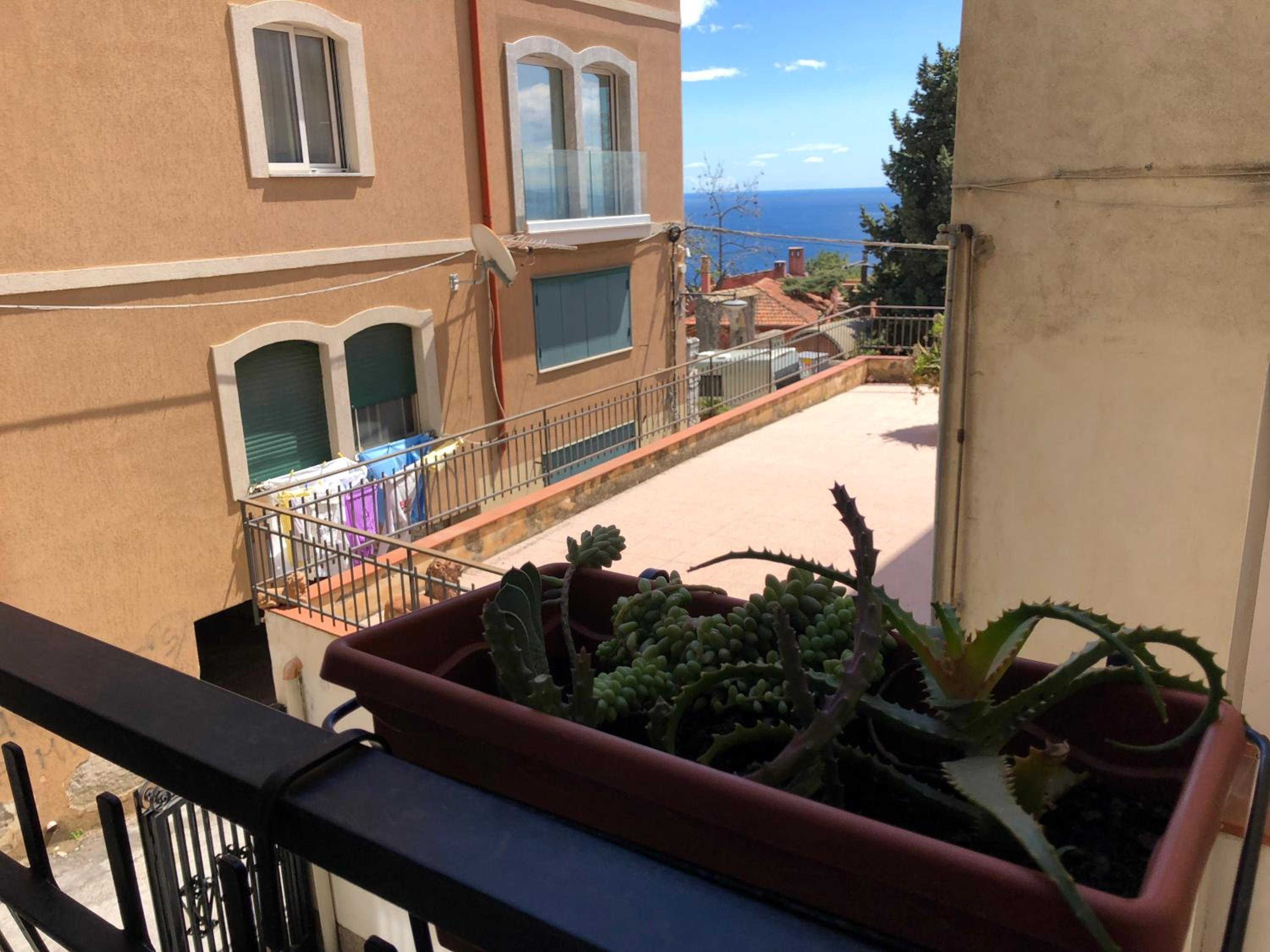 Double Room with Balcony - Photo 3