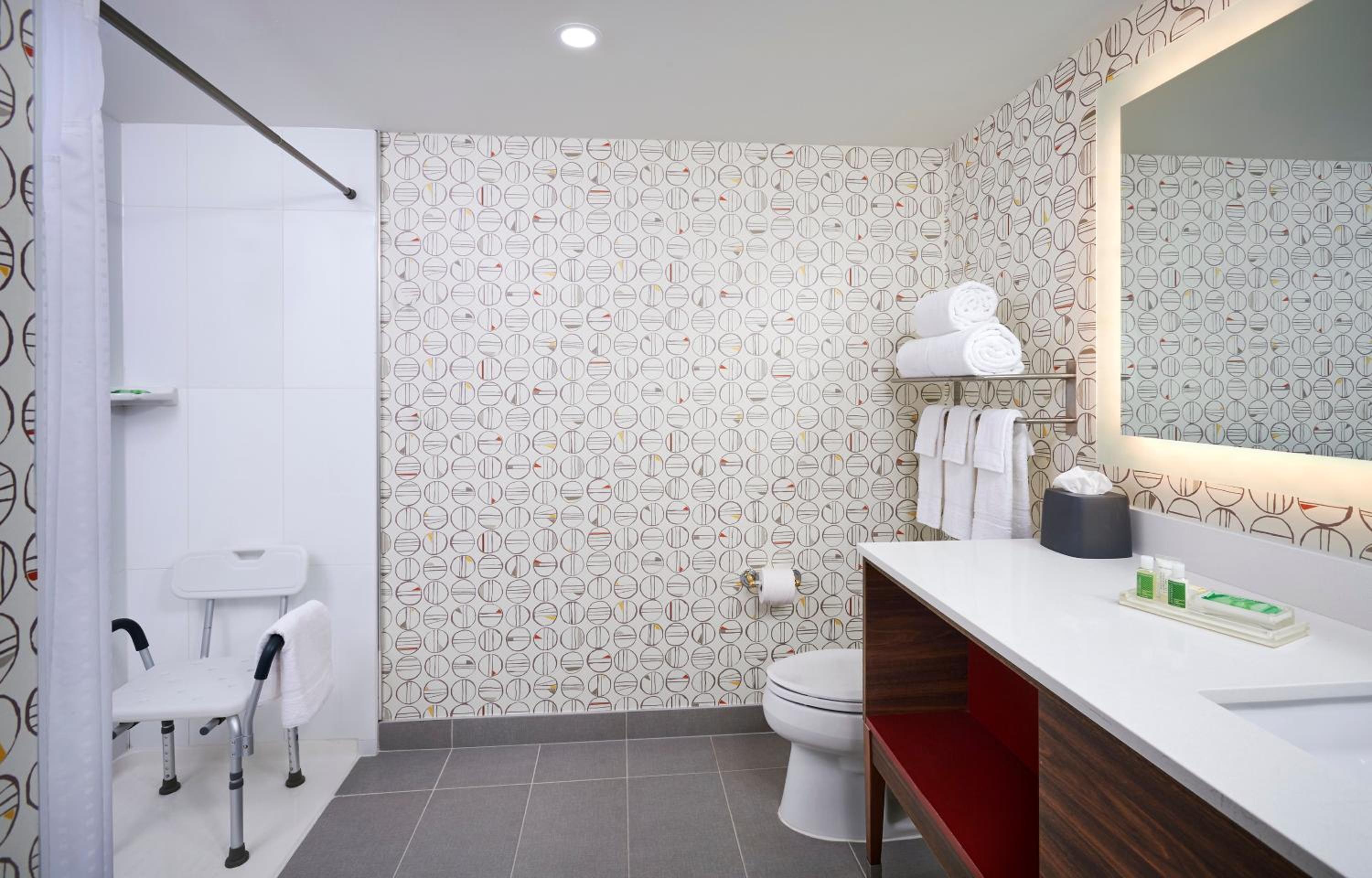 Standard King Room with Mobility Accessible Tub - Photo 4