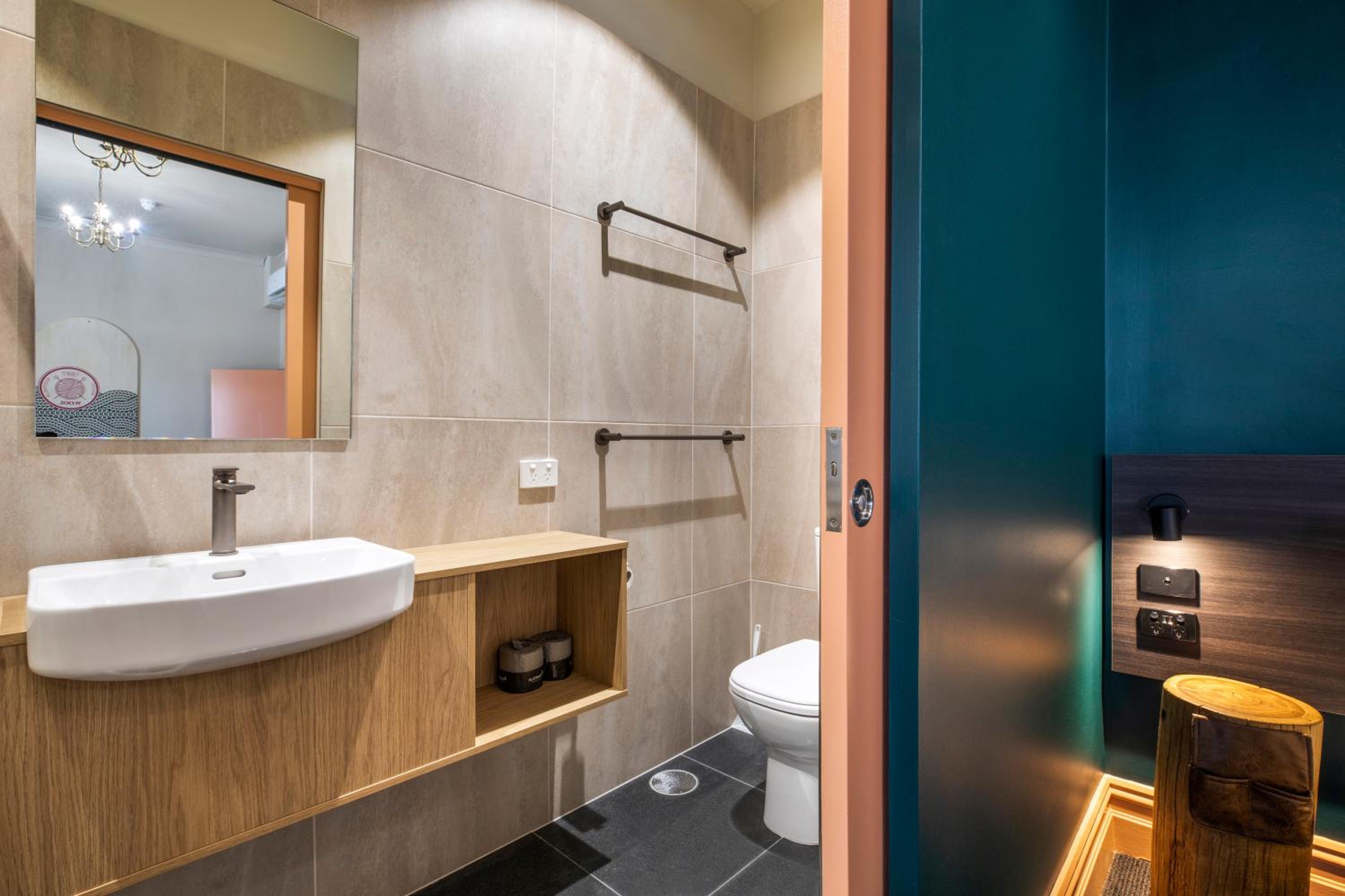 Studio Twin Queen with Private En Suite Bathroom  - Photo 6