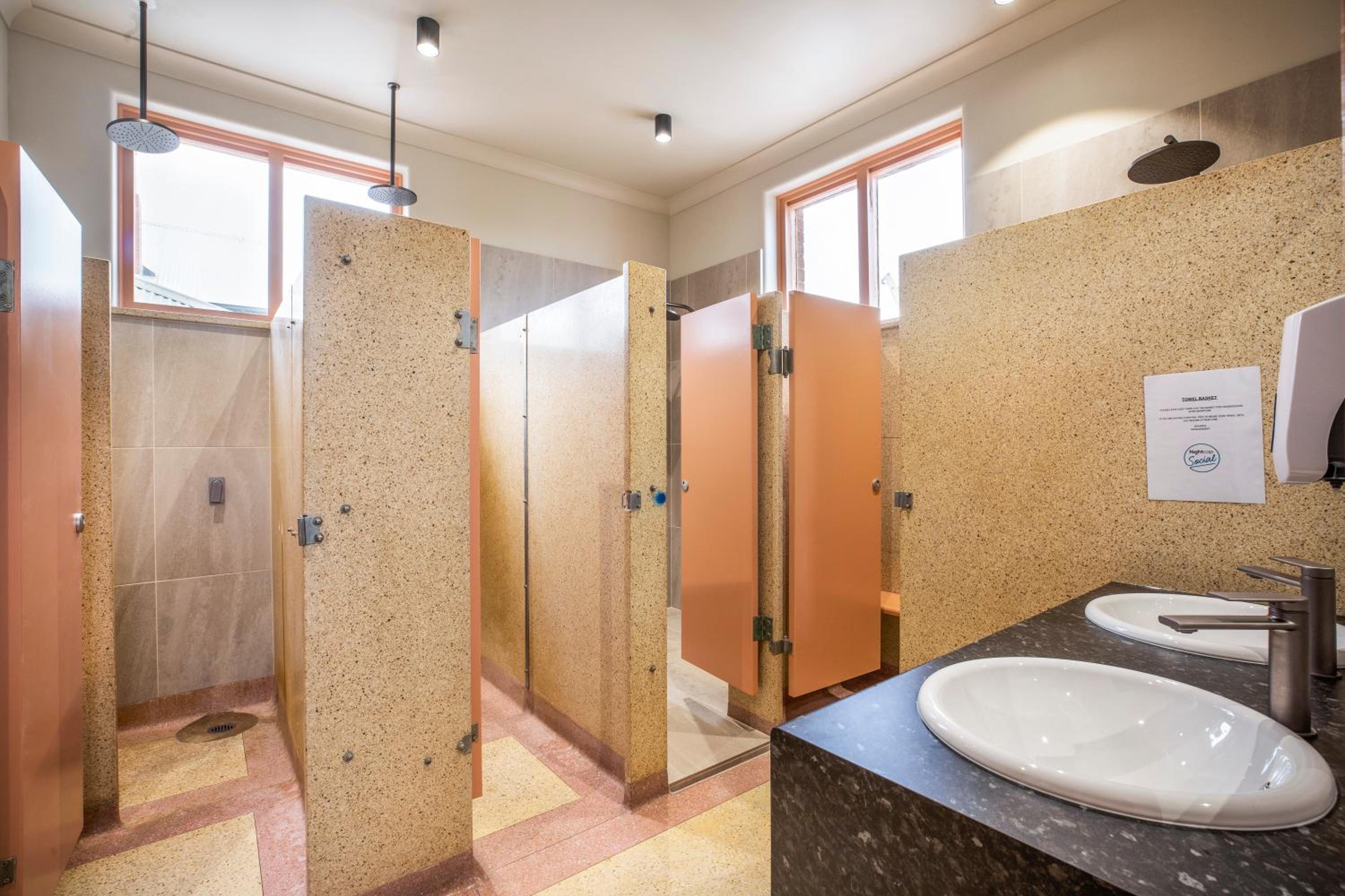 Studio Twin Queen with shared bathroom facilities - Photo 3