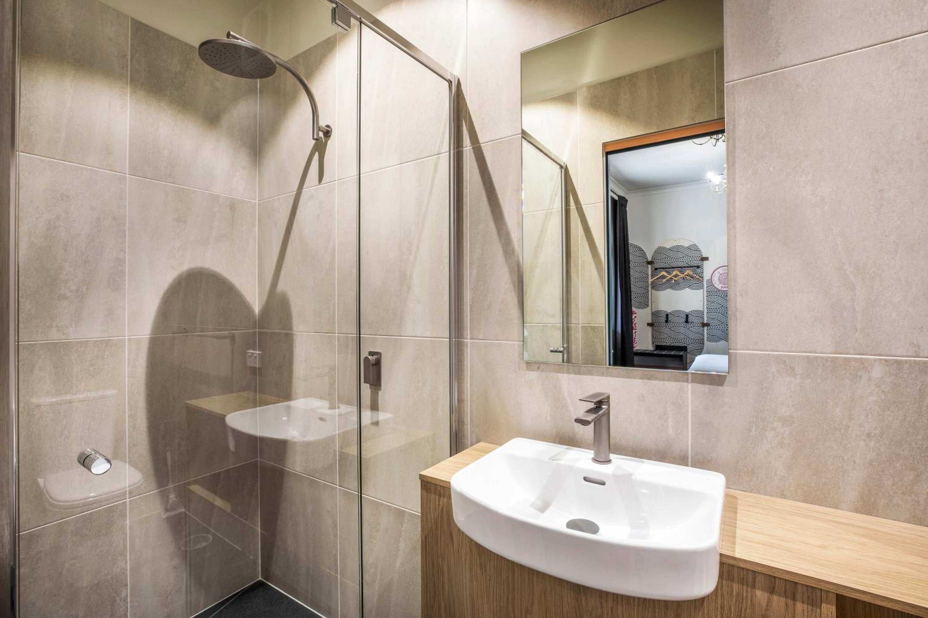 Studio Twin Queen with Private En Suite Bathroom  - Photo 5