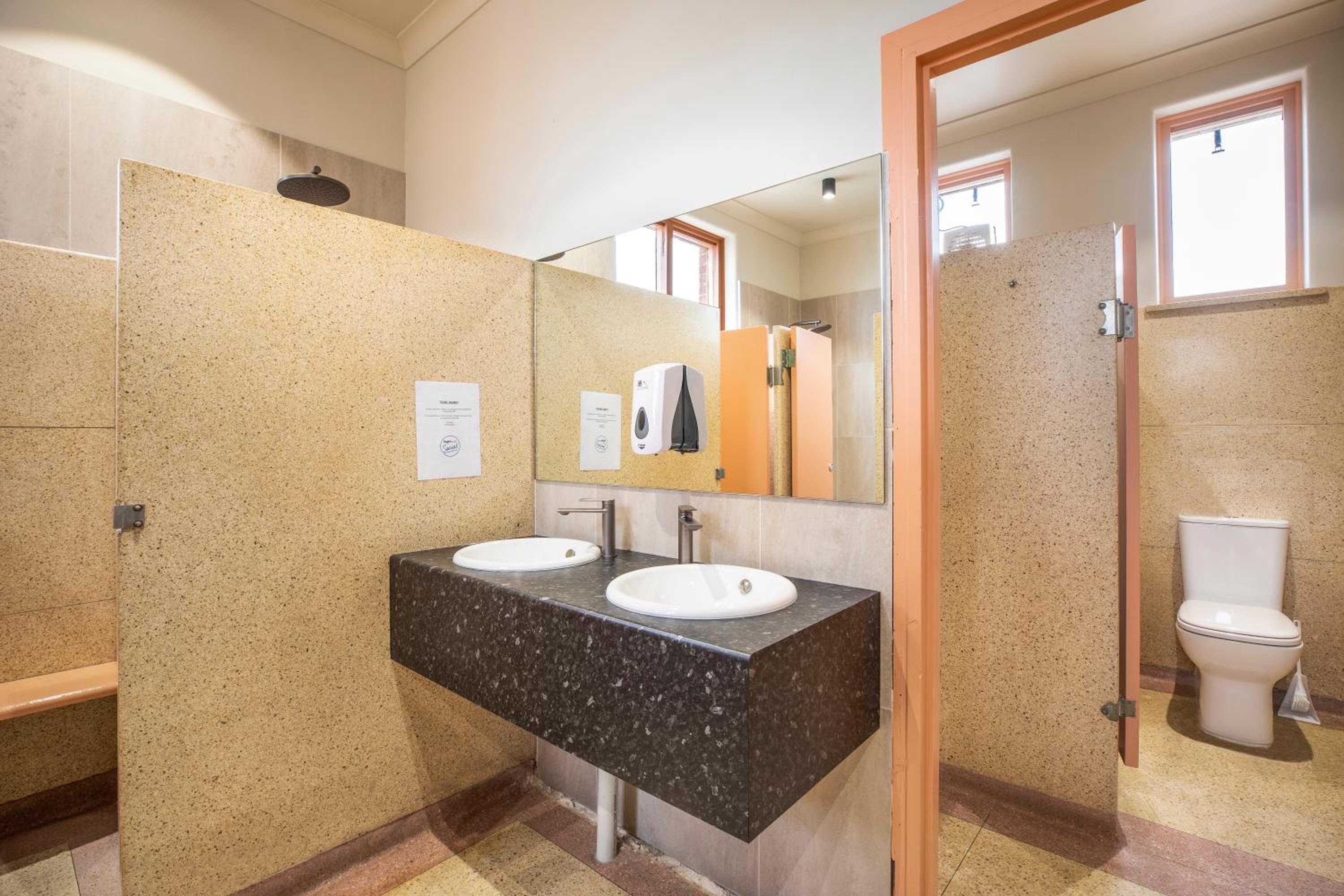 Studio Twin Queen with shared bathroom facilities - Photo 4
