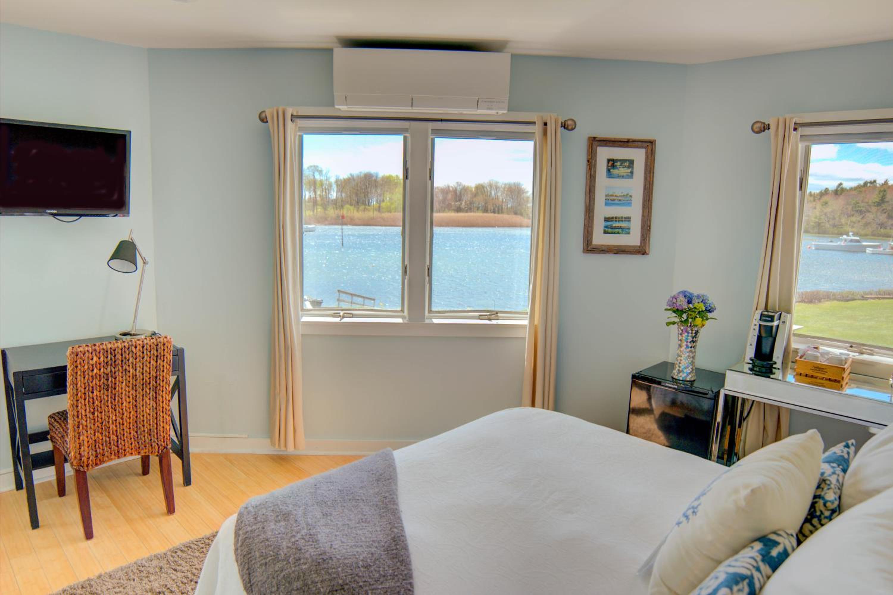 Portside Queen Waterview photo 2