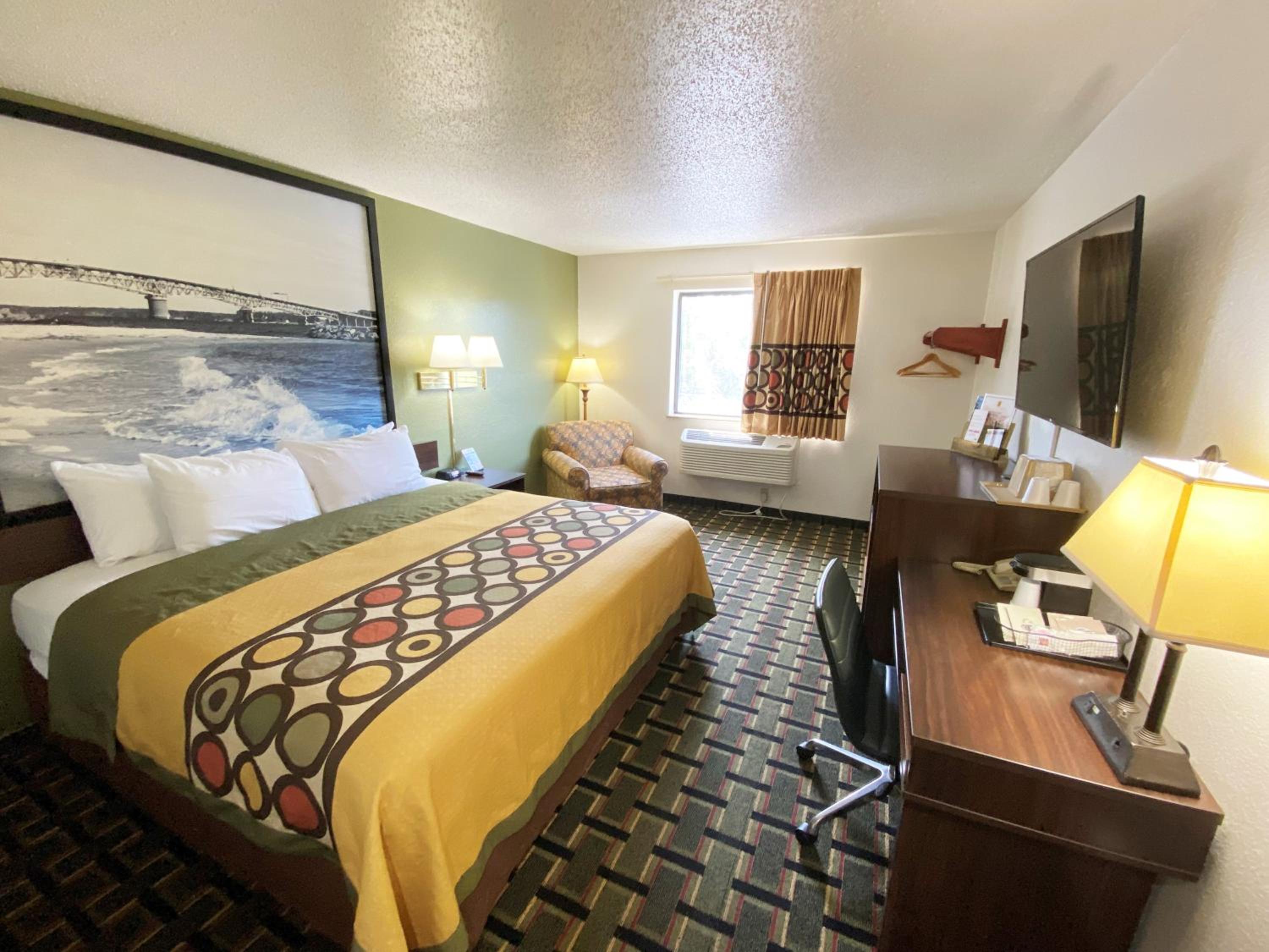 King Room - Non-Smoking - Photo 5