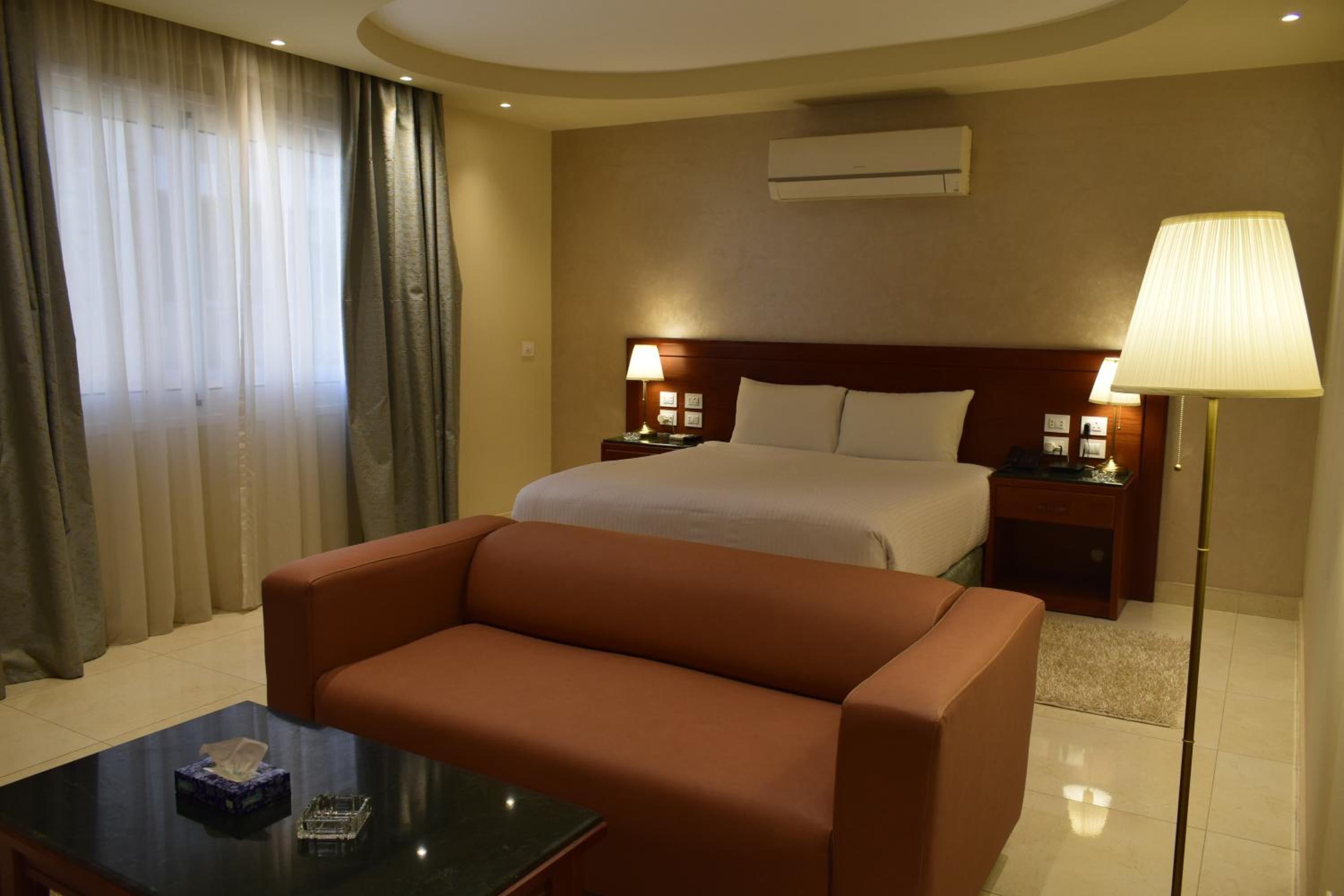 Deluxe Queen Suite - Photo 3