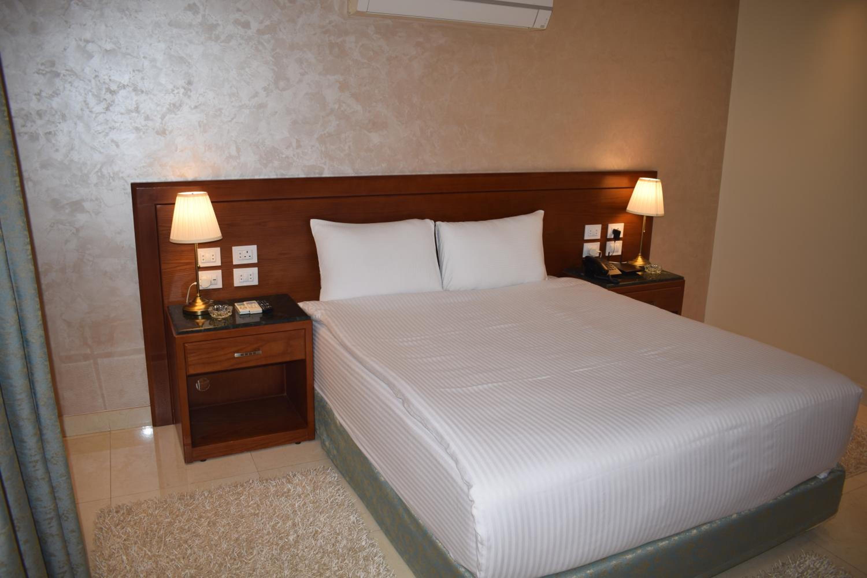Deluxe Queen Suite - Photo 1