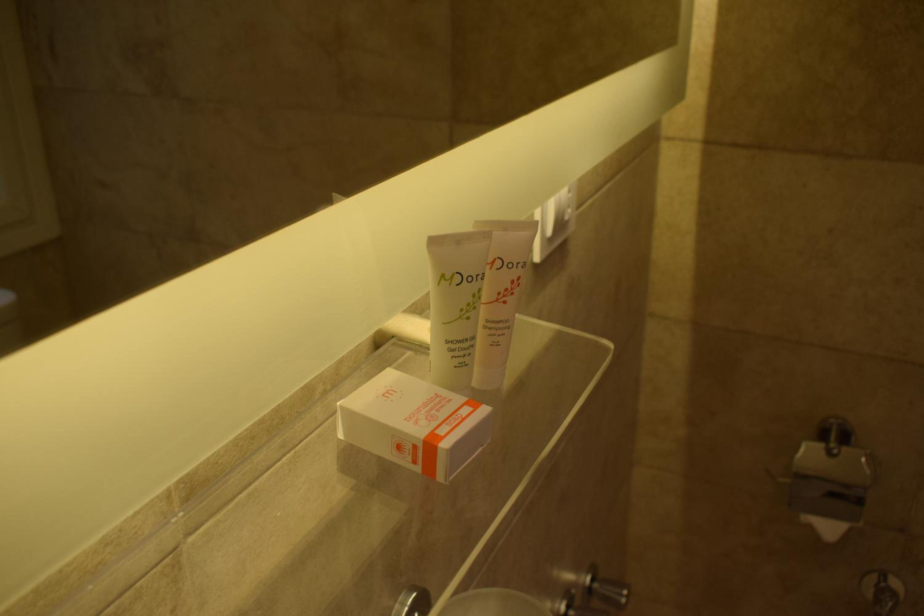 Deluxe Queen Suite - Photo 2