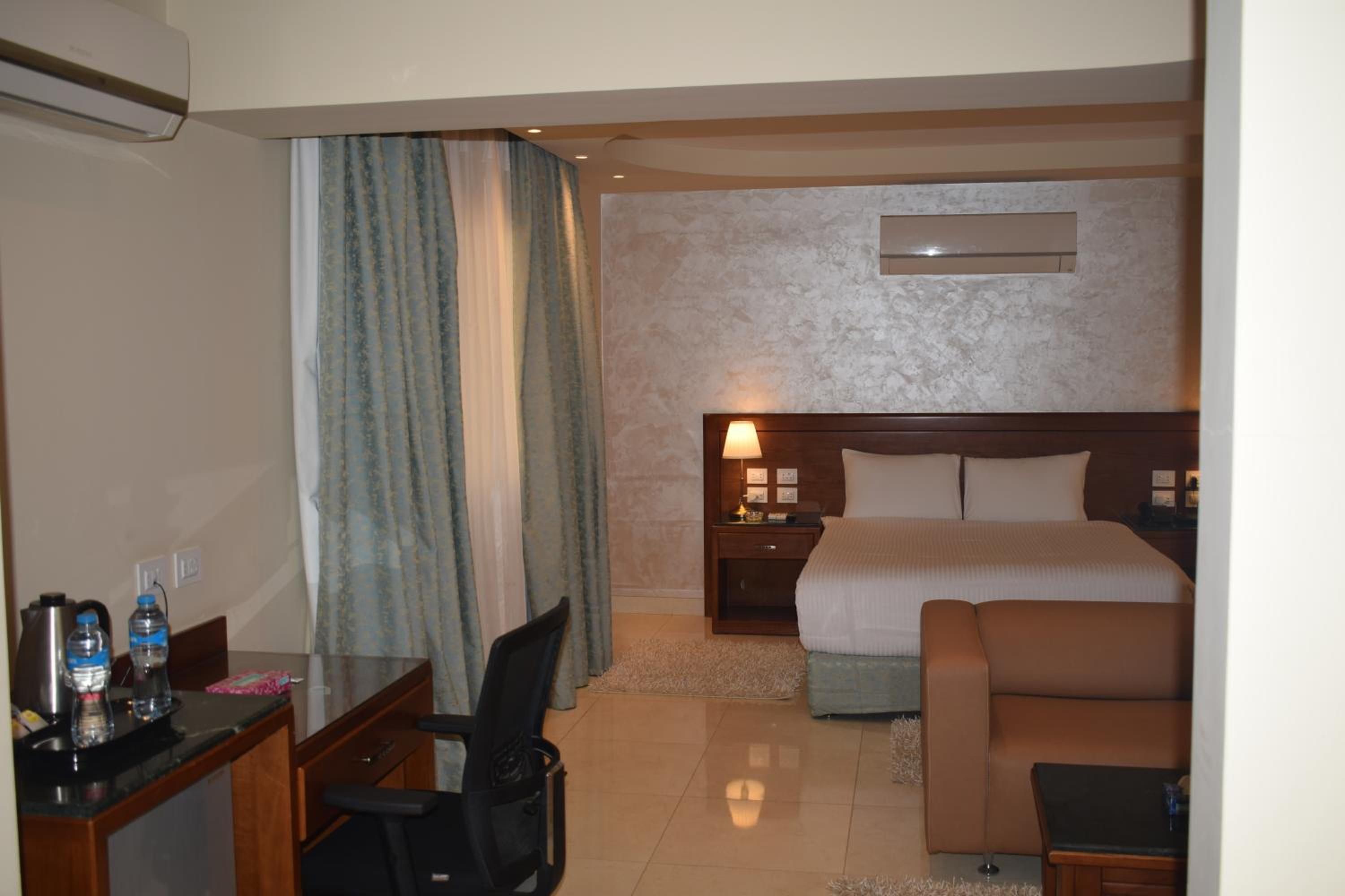 Deluxe Queen Suite - Photo 4