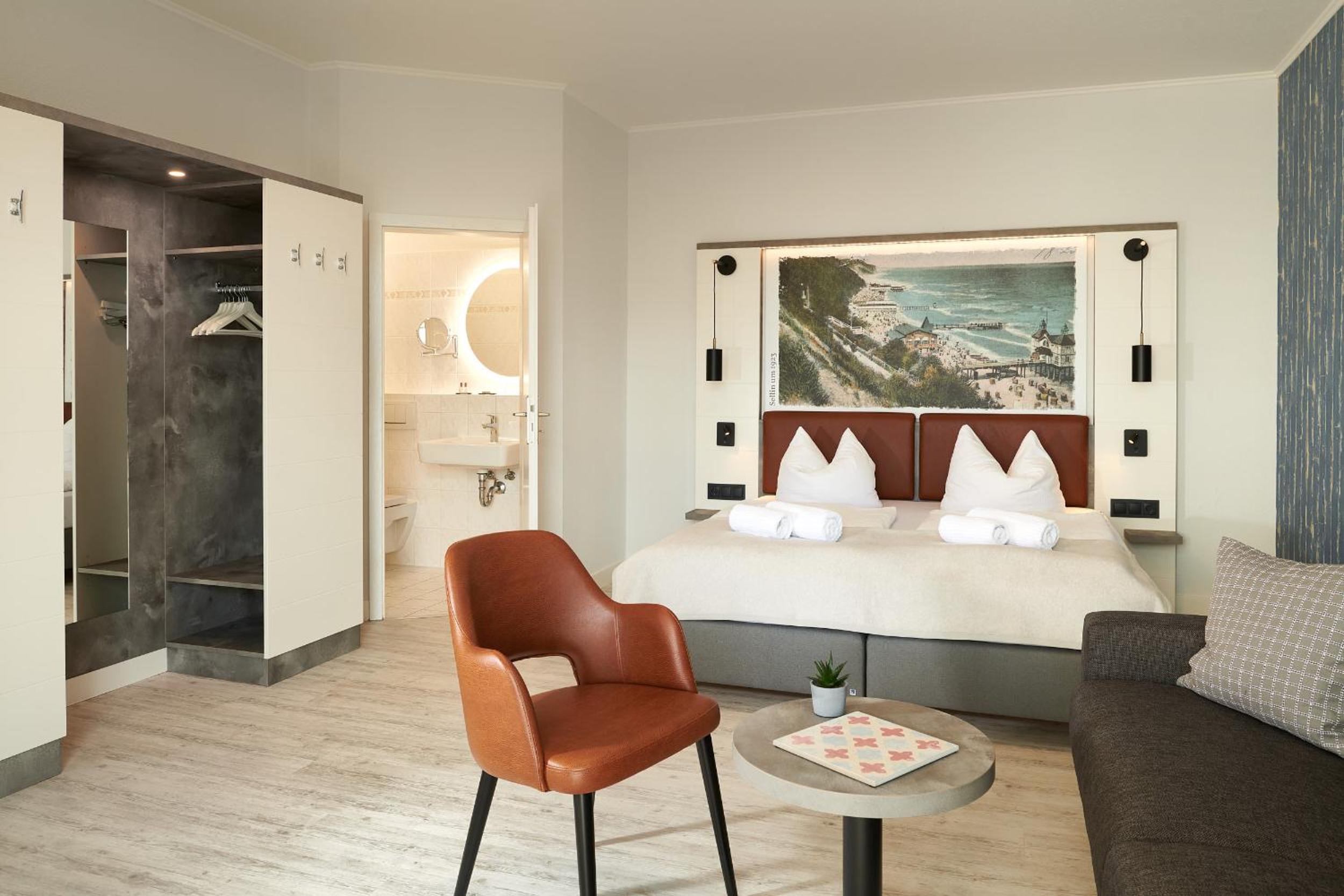 Deluxe Double Room with Balcony photo 3