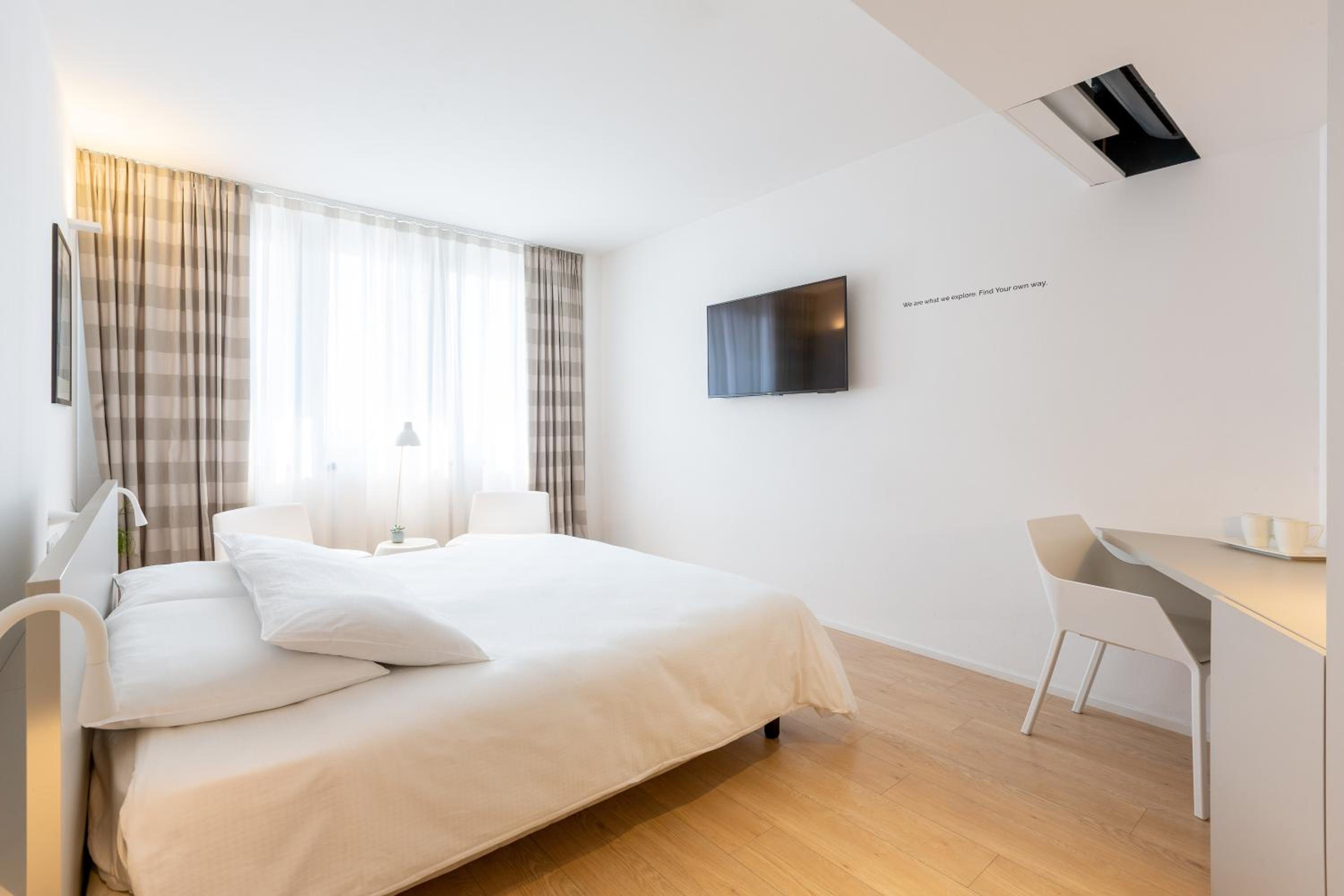 Double Room with Lake View - Photo 11