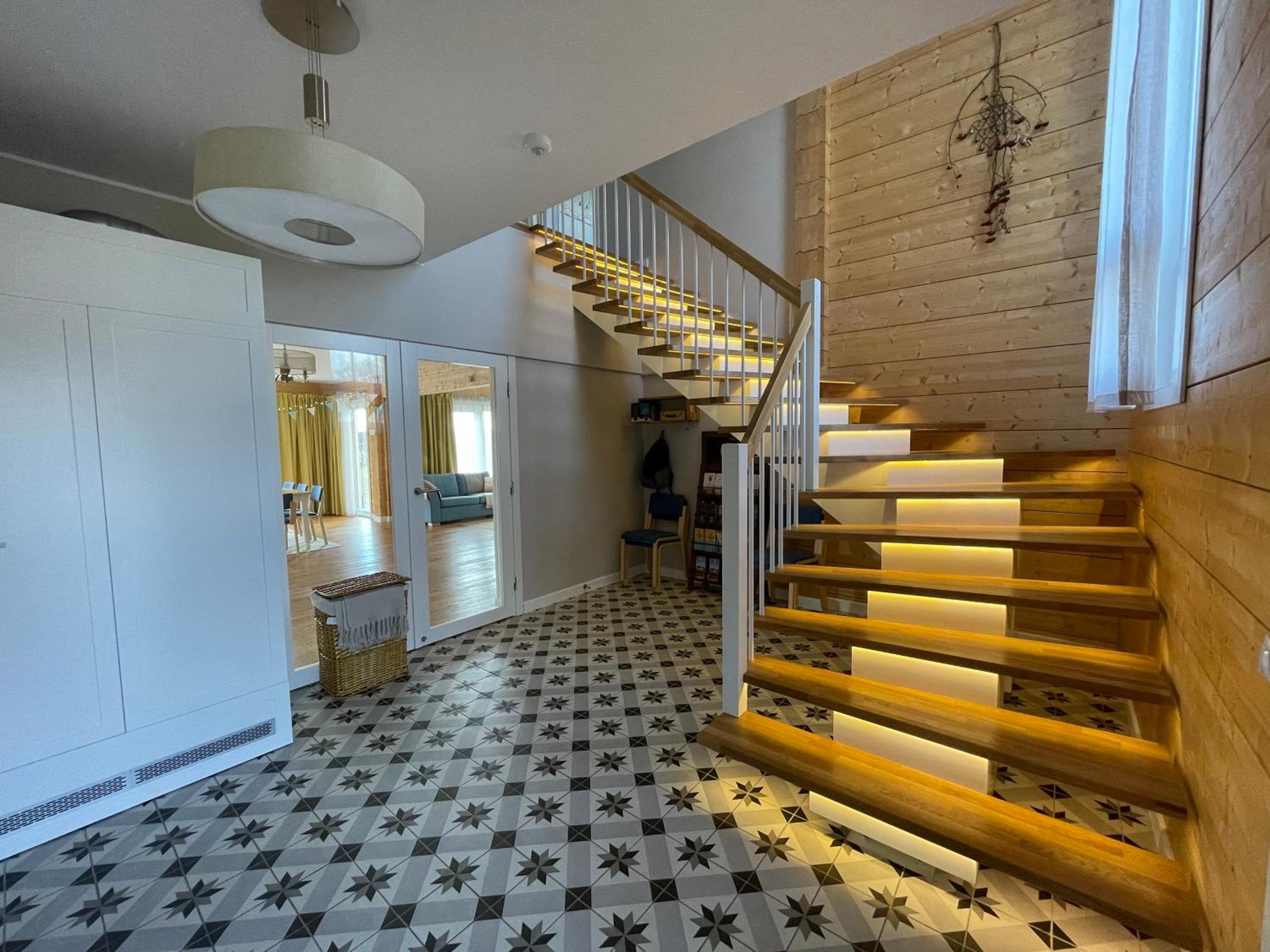 Five-Bedroom House - Photo 33