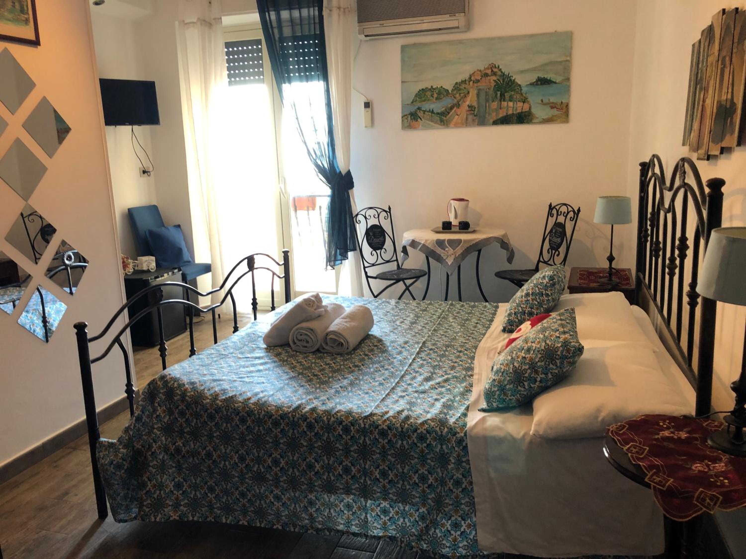 Double Room with Balcony - Photo 14
