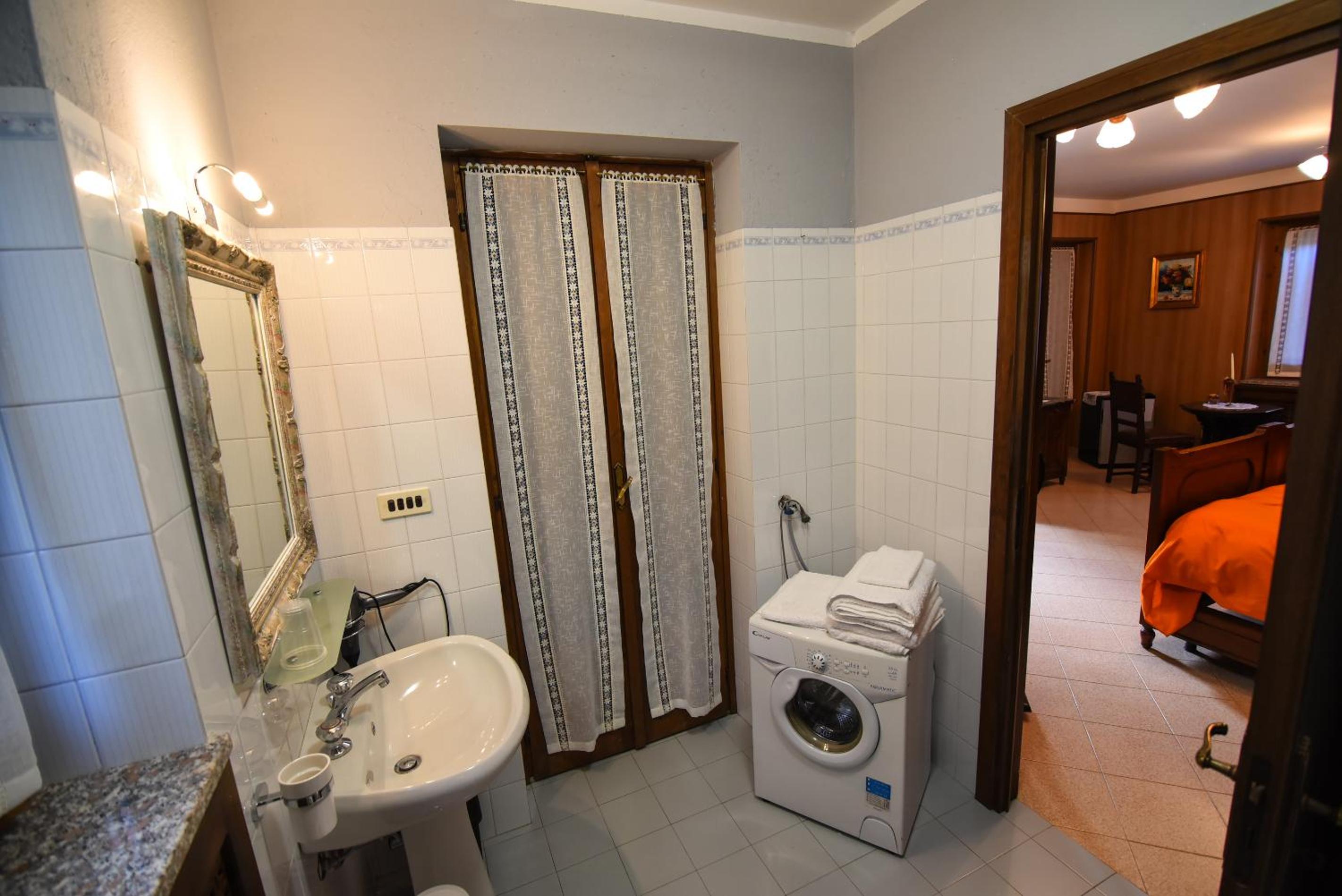 Quadruple Room with Private Bathroom - Photo 2
