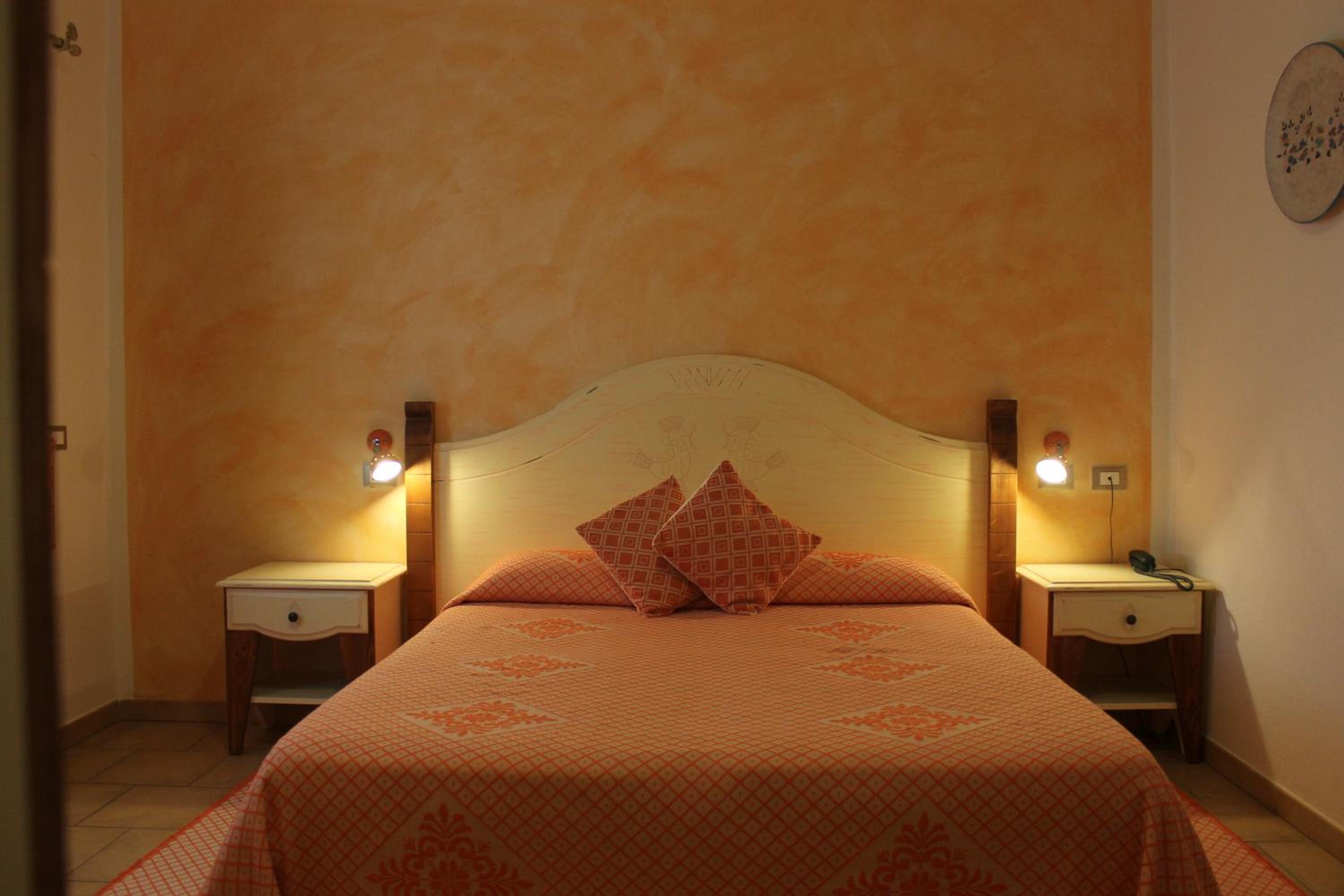 Double Room with Balcony - Photo 12