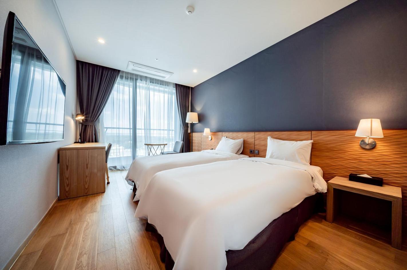 Deluxe Twin Room with Sea View photo 3