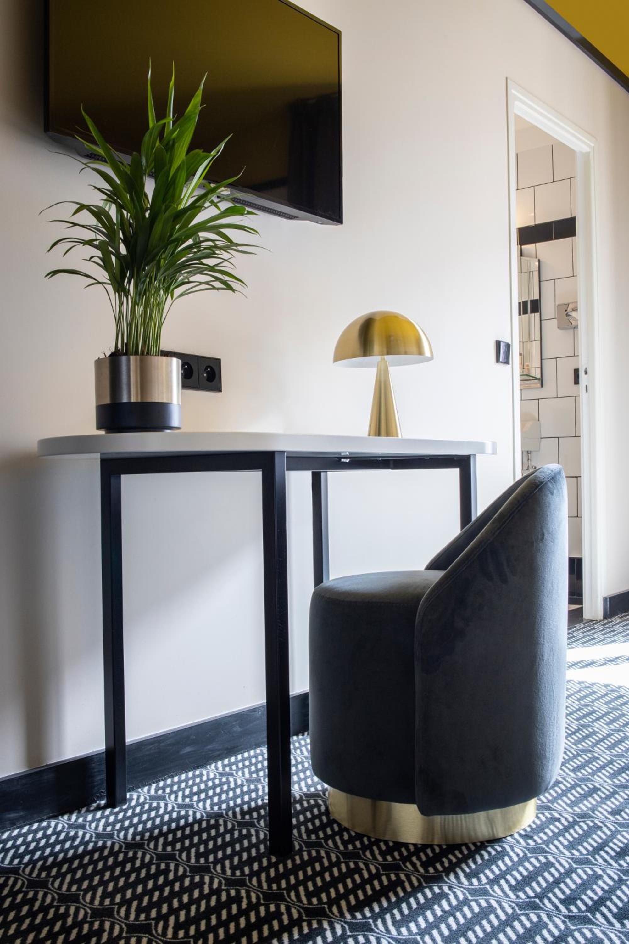 Executive Double Room thumbnail 6