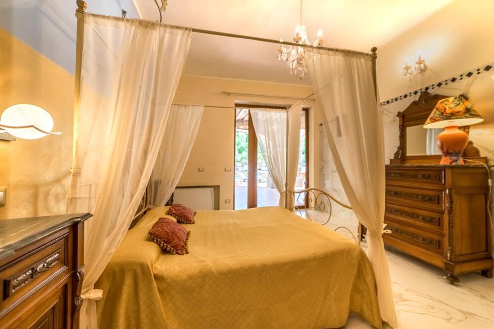 Double Room with Pool View - Photo 1