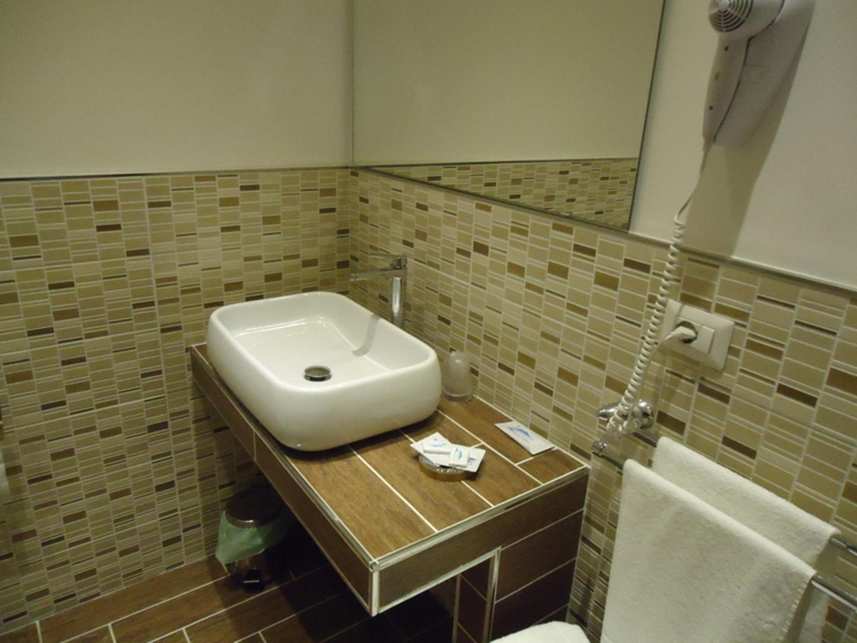 Quadruple Room with Sea View - Photo 11