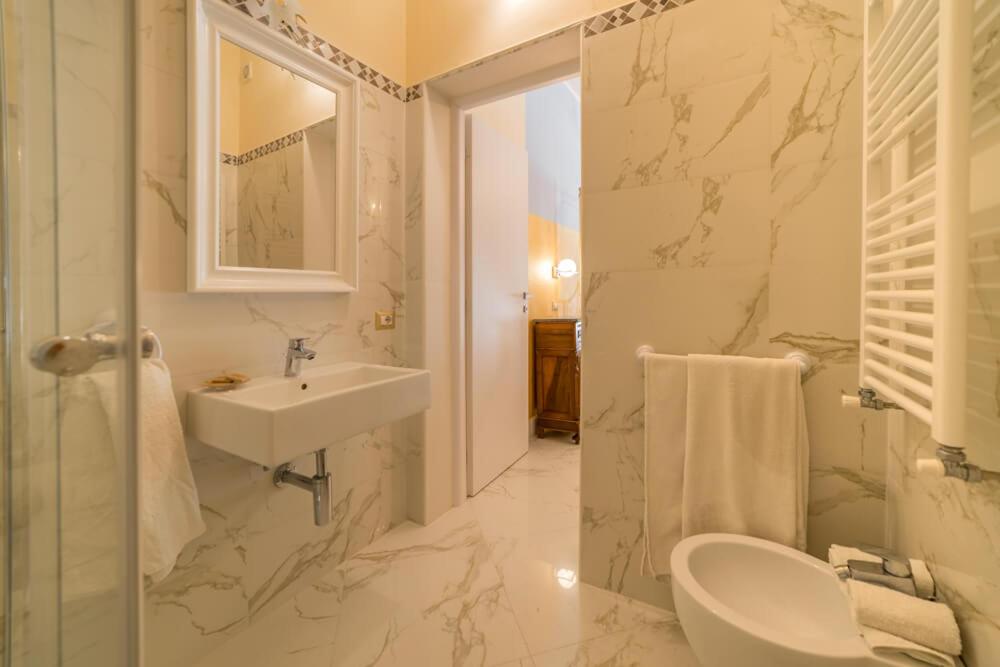 Double Room with Pool View - Photo 8