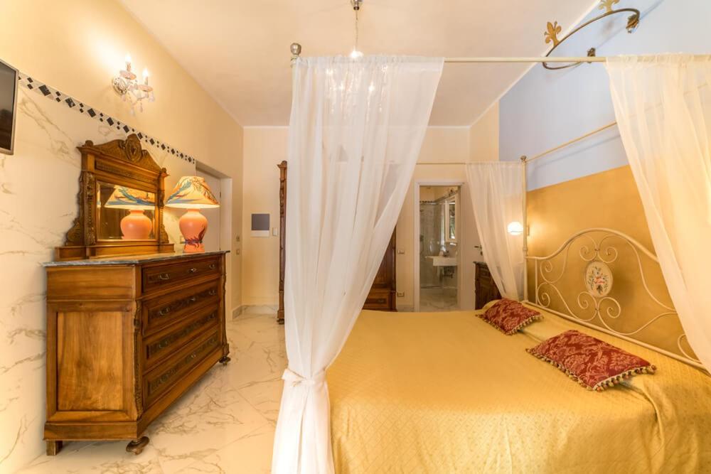 Double Room with Pool View - Photo 5