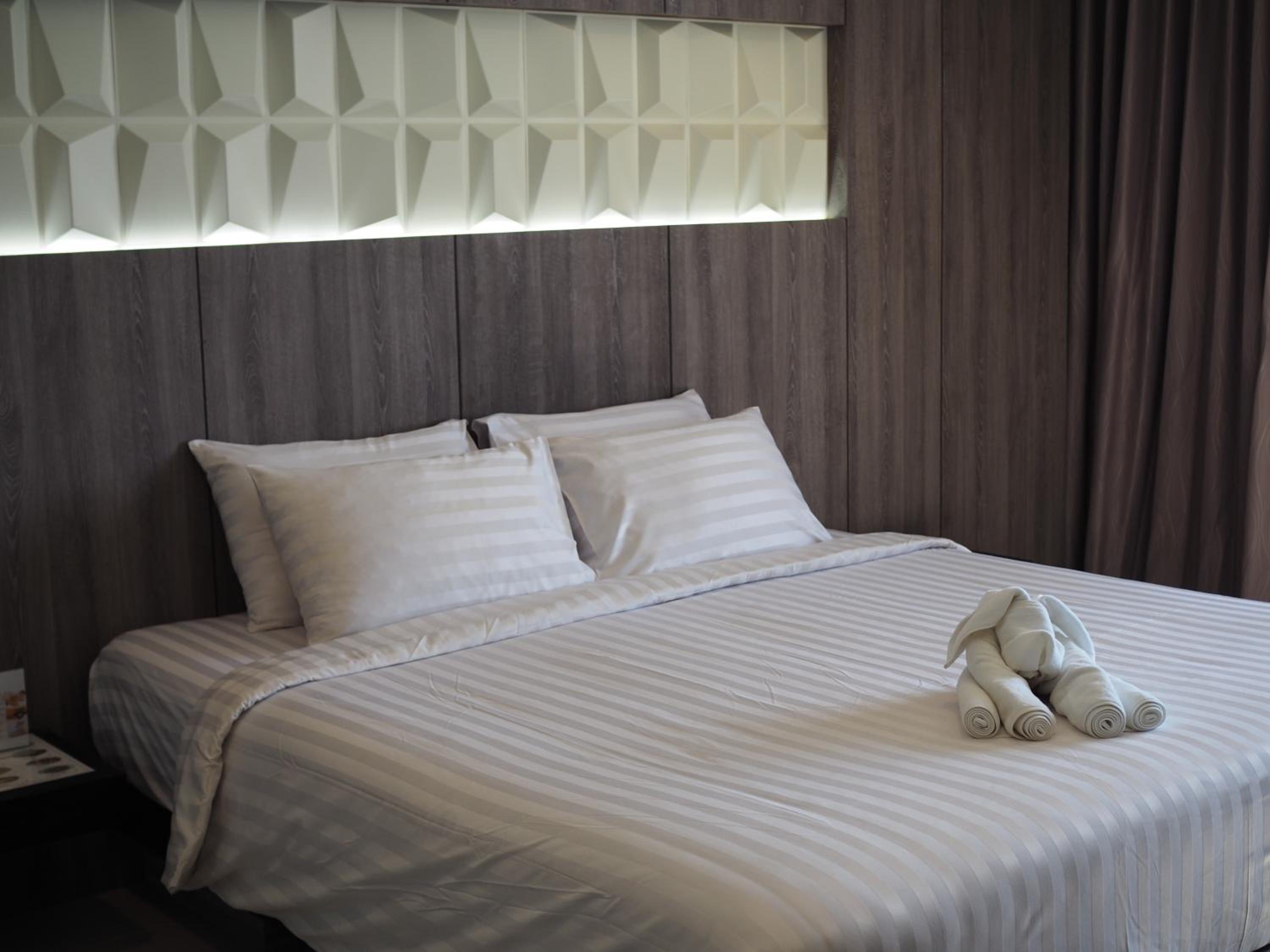 Deluxe King Room - Photo 1