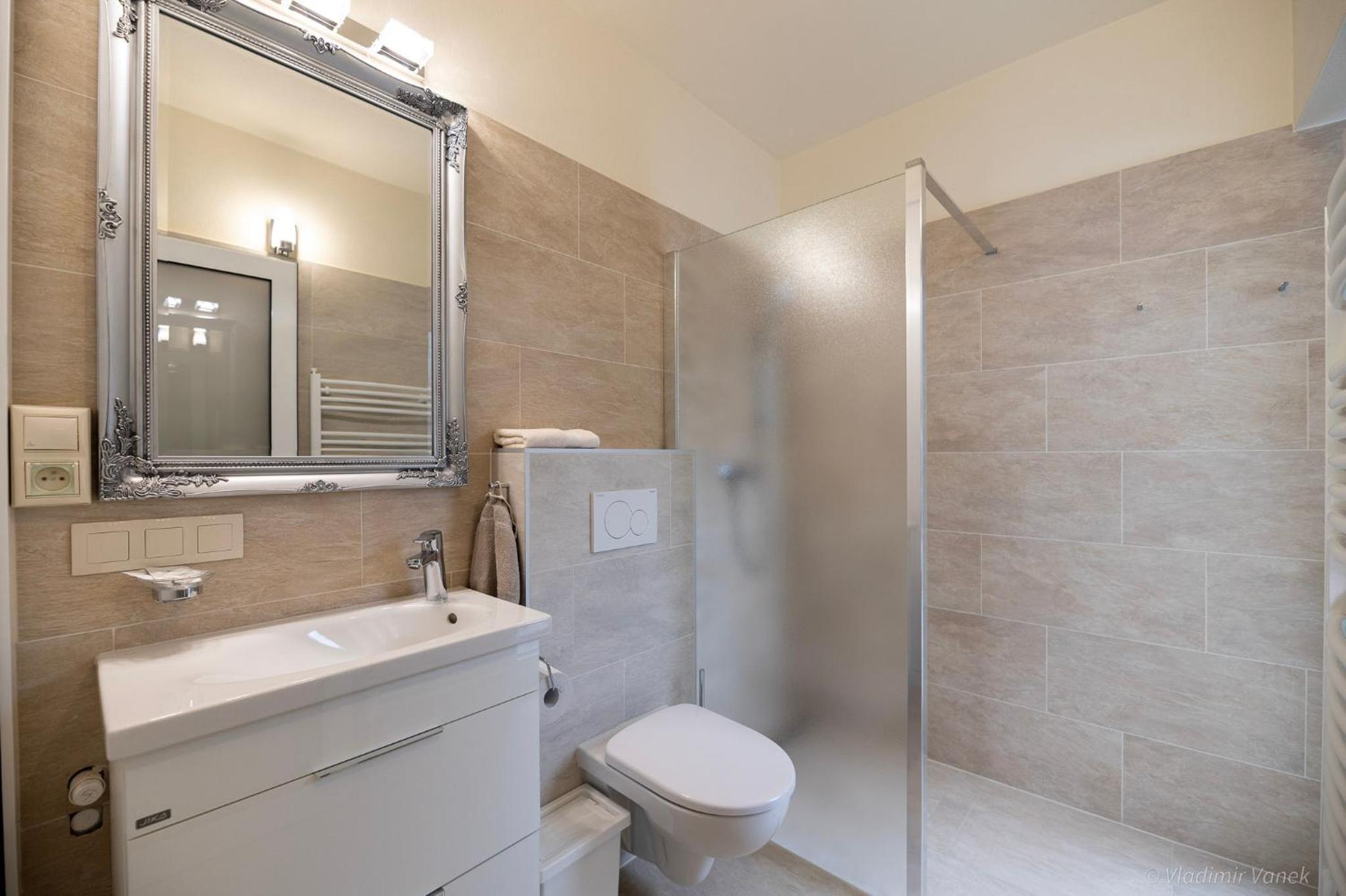 Double Room with Balcony (2 Adults + 1 Child) - Photo 2