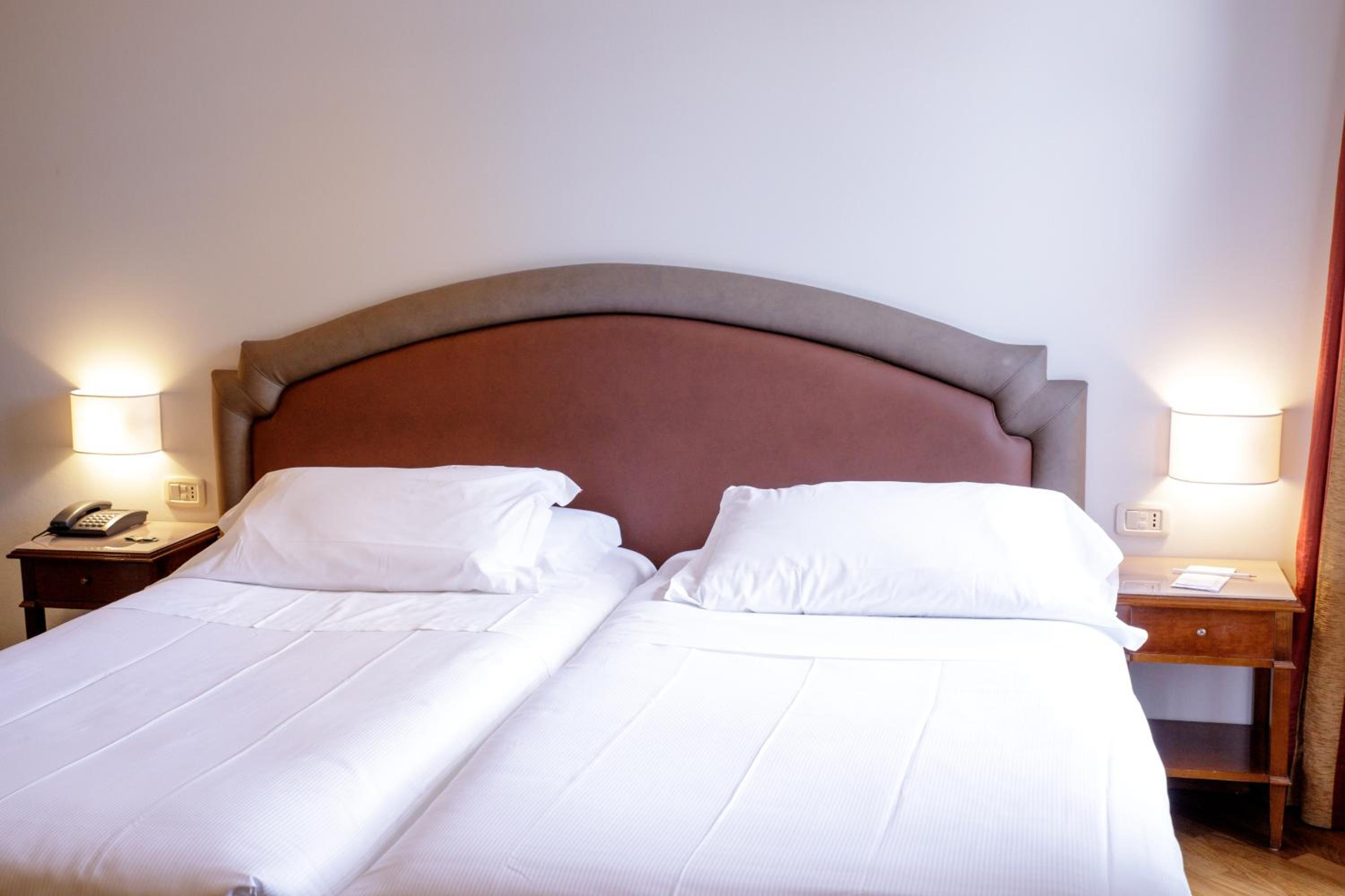 Deluxe Twin Room with Balcony - Photo 11
