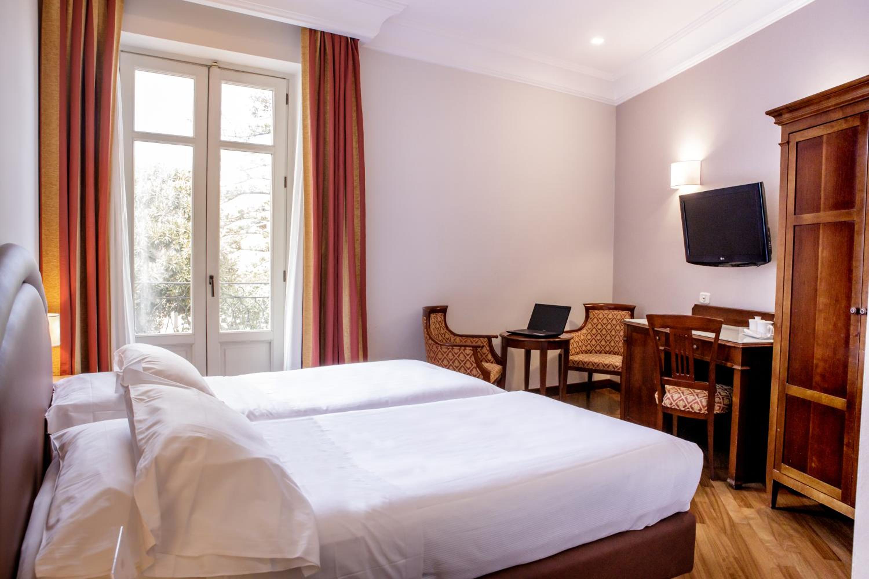 Deluxe King Room with Balcony - Photo 3