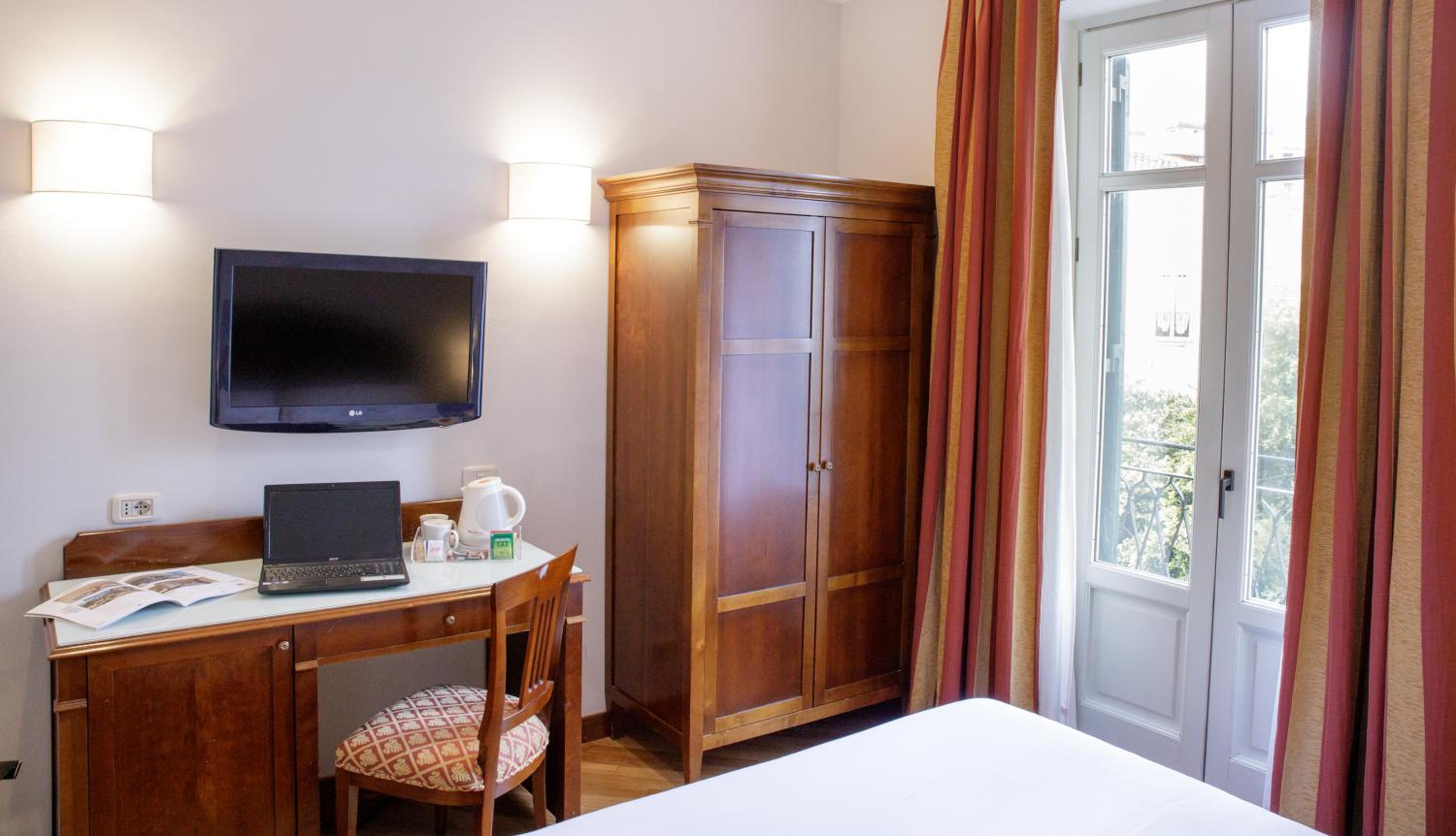 Deluxe King Room with Balcony - Photo 4