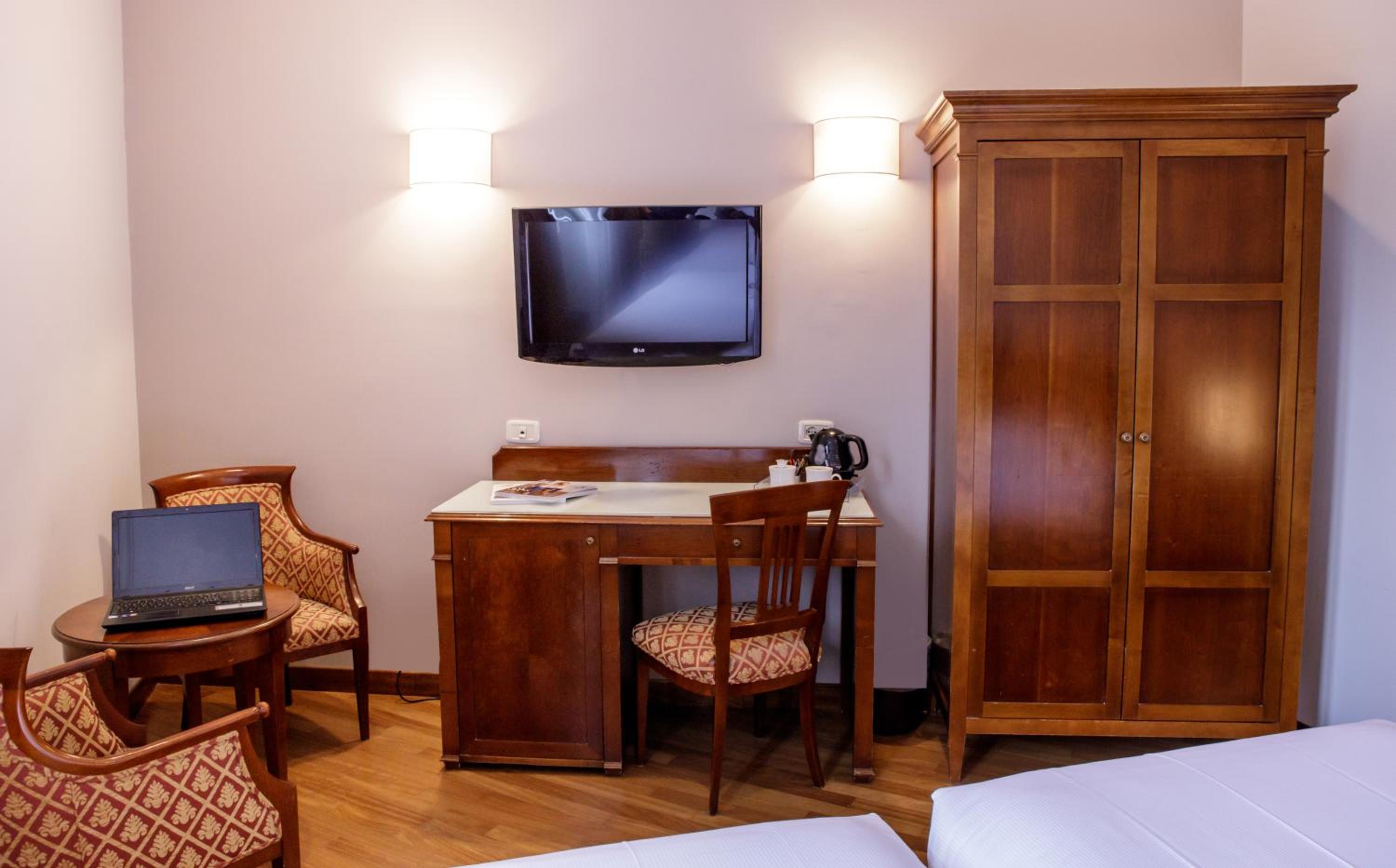 Standard Twin Room - Photo 2