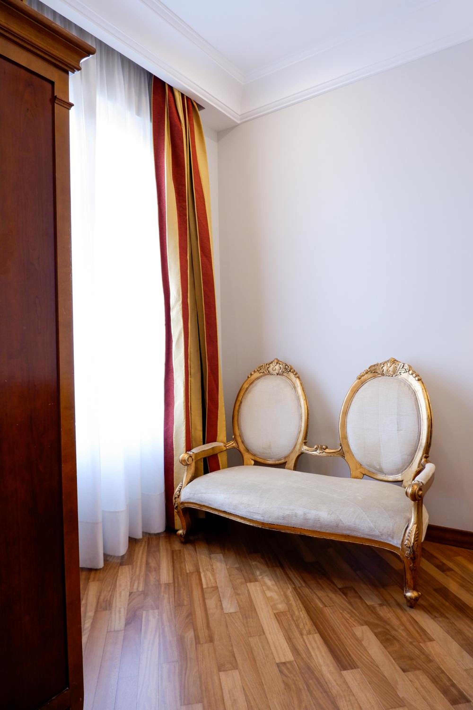 Junior Suite with Balcony - Photo 4